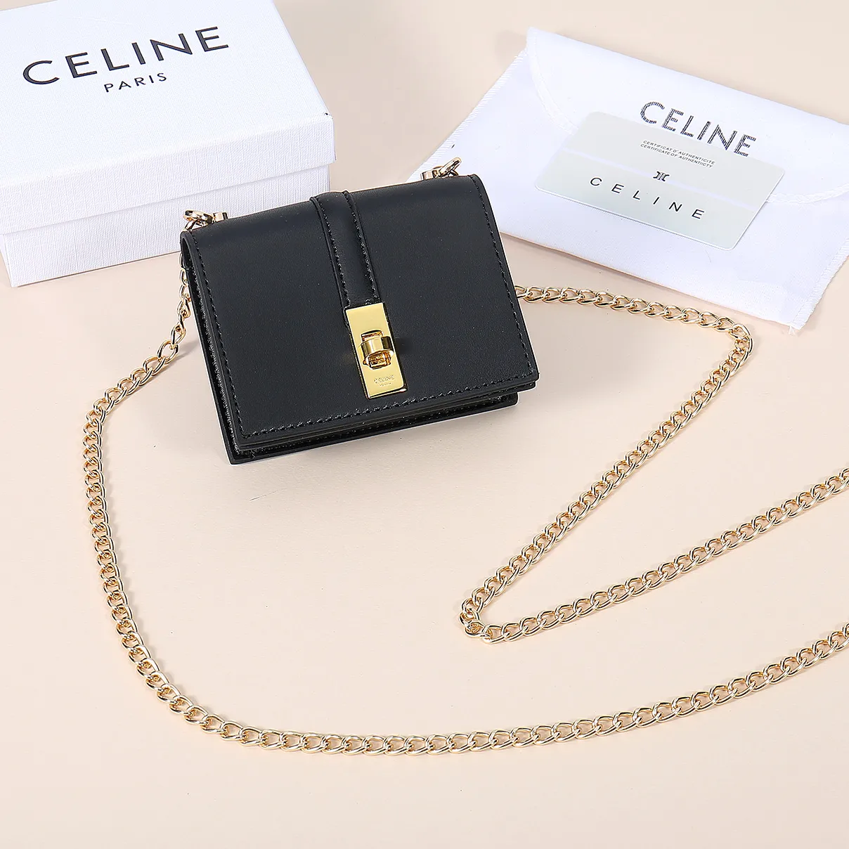 💰170, Celine's latest chain card holder, TRIOMPHE flip chain card holder, can be worn cross-body, classic cowhide with plain microfiber interior, rotating lock closure, 1 thickened main compartment, 2 inner card slots. No.: 10M472 Size: 10.5x8.5x3 cm