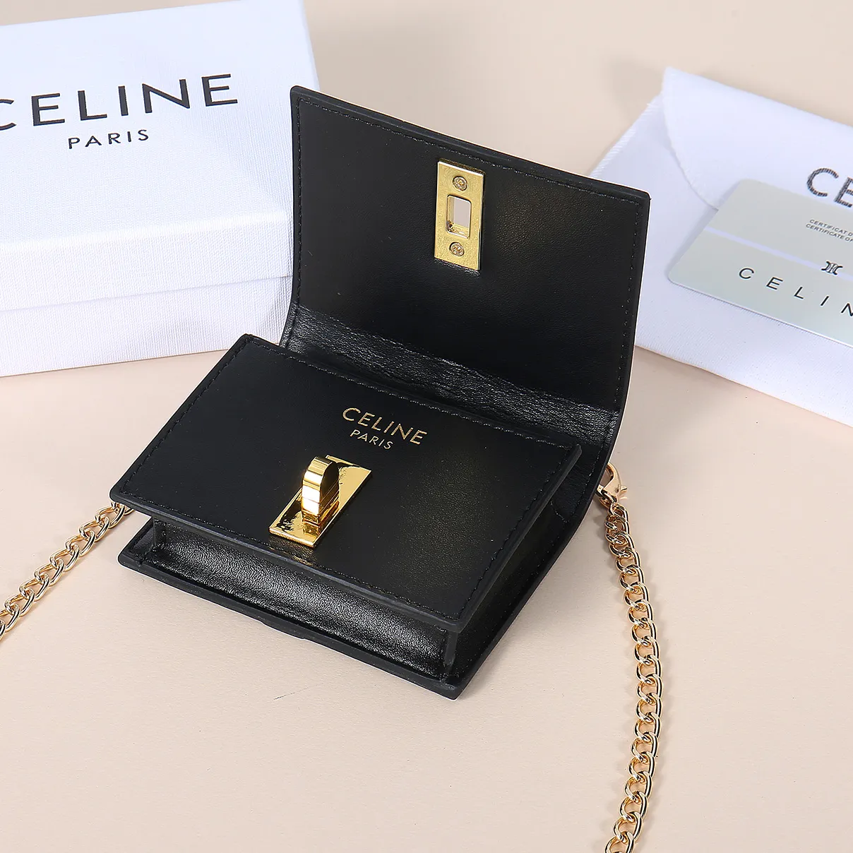 💰170, Celine's latest chain card holder, TRIOMPHE flip chain card holder, can be worn cross-body, classic cowhide with plain microfiber interior, rotating lock closure, 1 thickened main compartment, 2 inner card slots. No.: 10M472 Size: 10.5x8.5x3 cm
