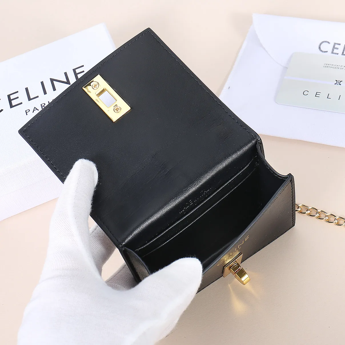 💰170, Celine's latest chain card holder, TRIOMPHE flip chain card holder, can be worn cross-body, classic cowhide with plain microfiber interior, rotating lock closure, 1 thickened main compartment, 2 inner card slots. No.: 10M472 Size: 10.5x8.5x3 cm