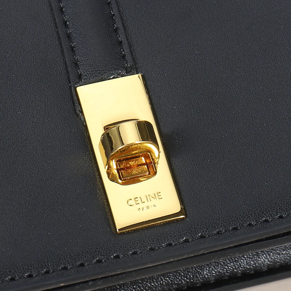 💰170, Celine's latest chain card holder, TRIOMPHE flip chain card holder, can be worn cross-body, classic cowhide with plain microfiber interior, rotating lock closure, 1 thickened main compartment, 2 inner card slots. No.: 10M472 Size: 10.5x8.5x3 cm