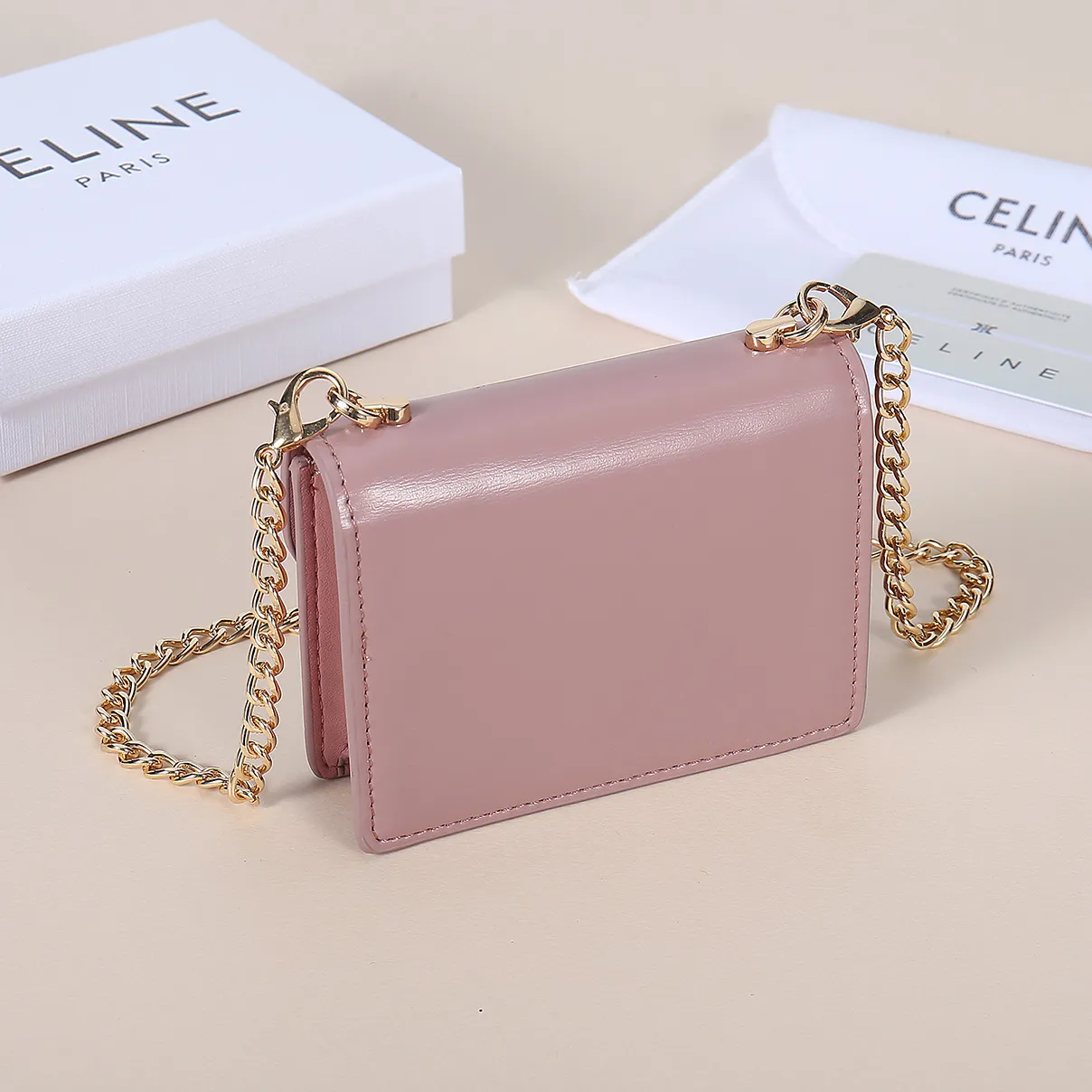 💰140, Celine's new chain TRIOMPHE business card bag, which can be worn cross-body, has a large cowhide surface with plain microfiber, gold-finished TRIOMPHE metal snap closure, 1 thickened main compartment, and 3 inner card slots. No.: 10N062 Size: 10.5x8.5x3 cm