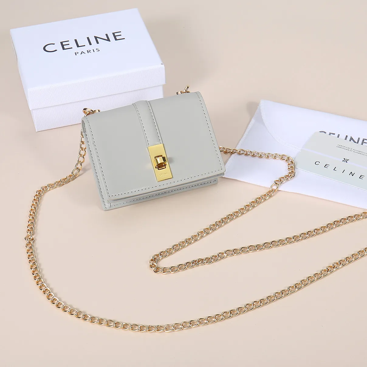 💰140, Celine’s latest chain card holder, TRIOMPHE flip chain card holder, can be worn cross-body, classic cowhide with plain microfiber interior, rotating lock closure, 1 thickened main compartment, 2 inner card slots. No.: 10M472 Size: 10.5x8.5x3 cm