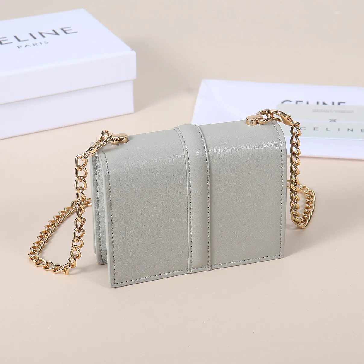 💰140, Celine’s latest chain card holder, TRIOMPHE flip chain card holder, can be worn cross-body, classic cowhide with plain microfiber interior, rotating lock closure, 1 thickened main compartment, 2 inner card slots. No.: 10M472 Size: 10.5x8.5x3 cm