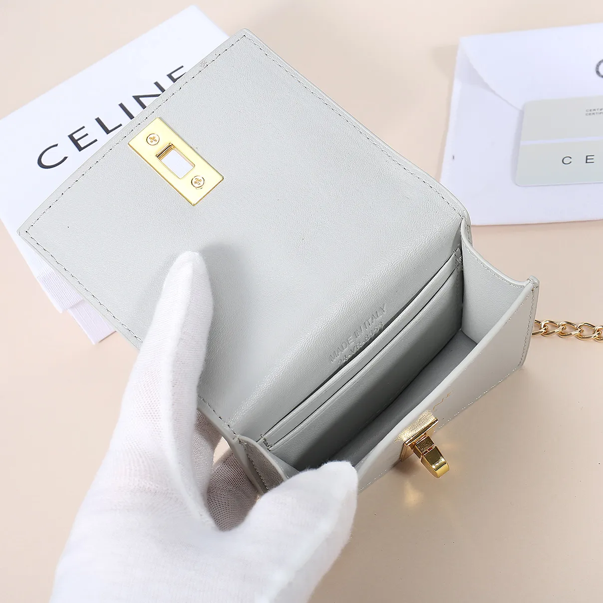 💰140, Celine’s latest chain card holder, TRIOMPHE flip chain card holder, can be worn cross-body, classic cowhide with plain microfiber interior, rotating lock closure, 1 thickened main compartment, 2 inner card slots. No.: 10M472 Size: 10.5x8.5x3 cm
