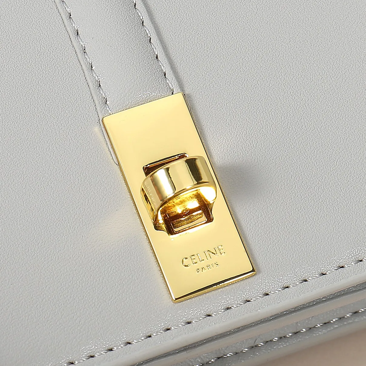 💰140, Celine’s latest chain card holder, TRIOMPHE flip chain card holder, can be worn cross-body, classic cowhide with plain microfiber interior, rotating lock closure, 1 thickened main compartment, 2 inner card slots. No.: 10M472 Size: 10.5x8.5x3 cm