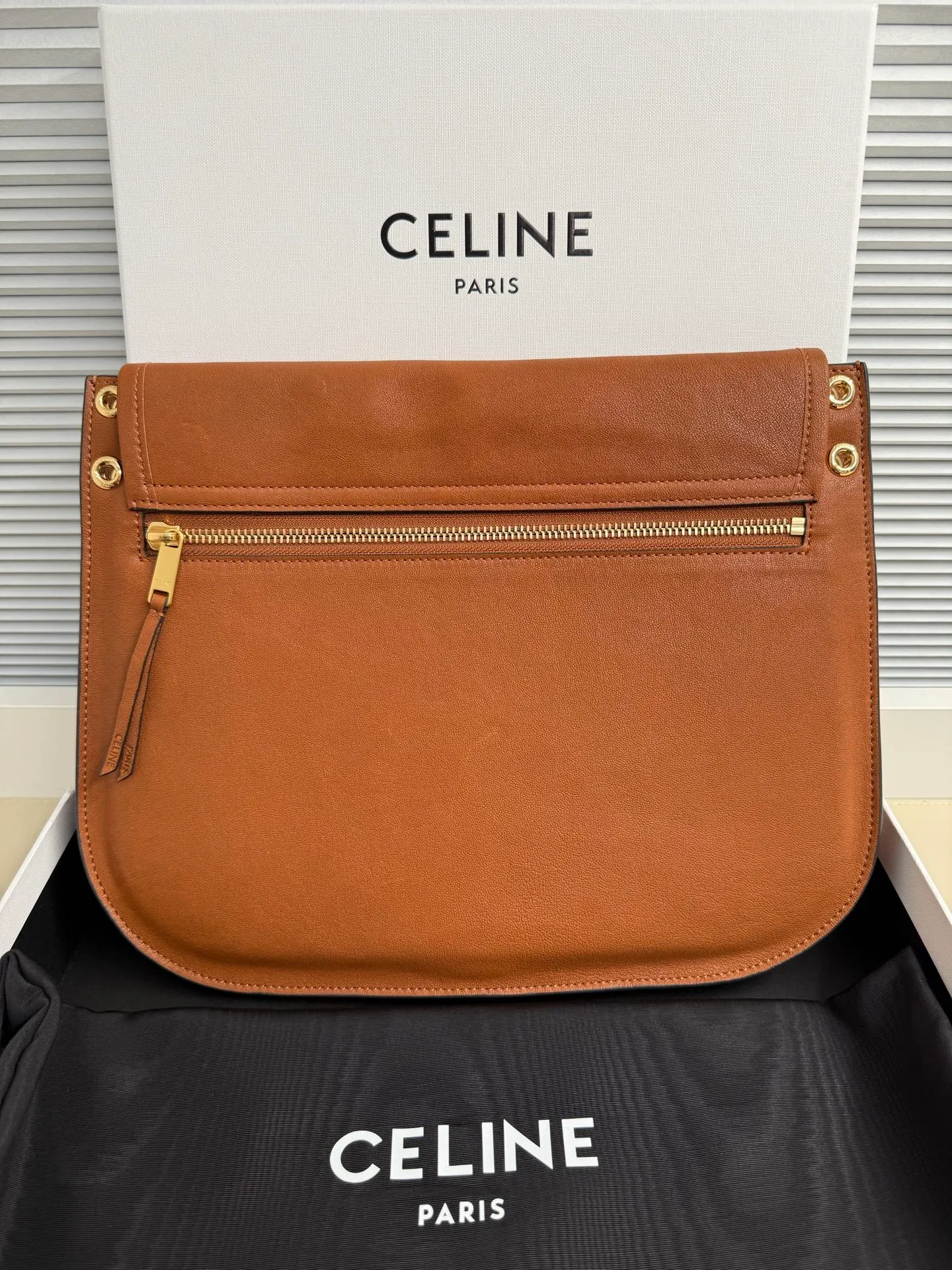 p1900 CELINE Besace Relaxed large bag🖤 Soft Triomphe Besace ~ A large bag that can be relaxed at any time. It is still cool in black [kiss an R] Fashionable black gold refreshes the perception of the weight of large bags☁️ Shiny lambskin The material is light and this piece is very stable [see R] ▪️Size (35x25x13cm)🖤 Model: 123632