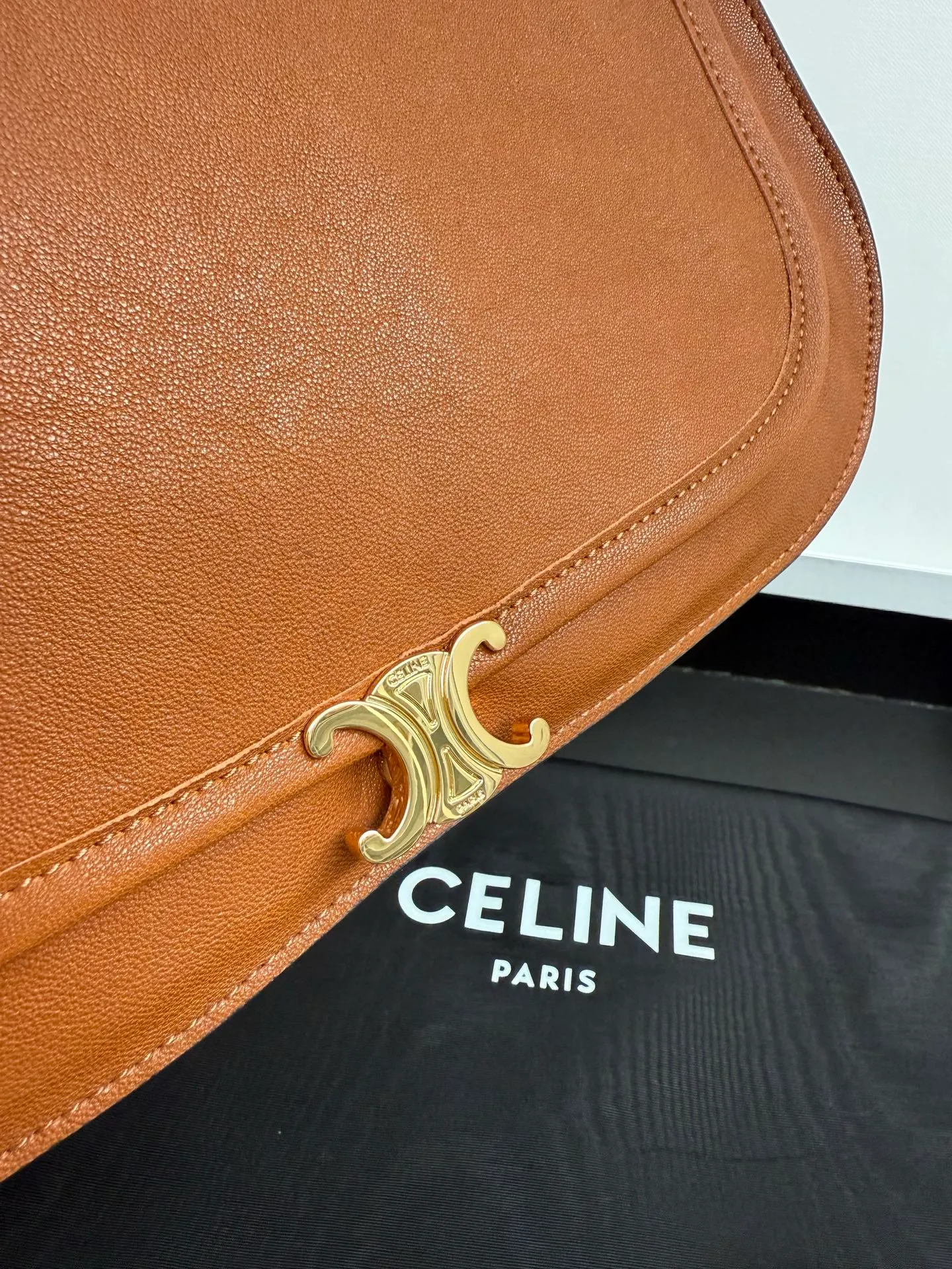 p1900 CELINE Besace Relaxed large bag🖤 Soft Triomphe Besace ~ A large bag that can be relaxed at any time. It is still cool in black [kiss an R] Fashionable black gold refreshes the perception of the weight of large bags☁️ Shiny lambskin The material is light and this piece is very stable [see R] ▪️Size (35x25x13cm)🖤 Model: 123632