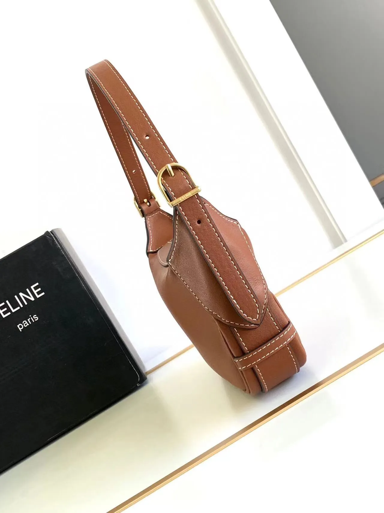 CELINE new model is online💕💕💕 2024ROMY mini soft cow leather handbag💥 This model can hold PLUS and other larger smartphone models. Cow leather💖 Cowhide suede lining gold finish shoulder and hand 1 main zipper compartment Adjustable shoulder strap, minimum length 6 inches (16 cm), maximum length 9 inches (23 cm) Number: 10K123ESN.04LU Size: 19.5-14-5cm
