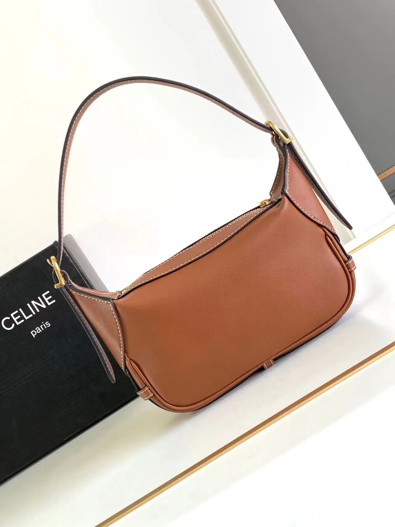 CELINE new model is online💕💕💕 2024ROMY mini soft cow leather handbag💥 This model can hold PLUS and other larger smartphone models. Cow leather💖 Cowhide suede lining gold finish shoulder and hand 1 main zipper compartment Adjustable shoulder strap, minimum length 6 inches (16 cm), maximum length 9 inches (23 cm) Number: 10K123ESN.04LU Size: 19.5-14-5cm