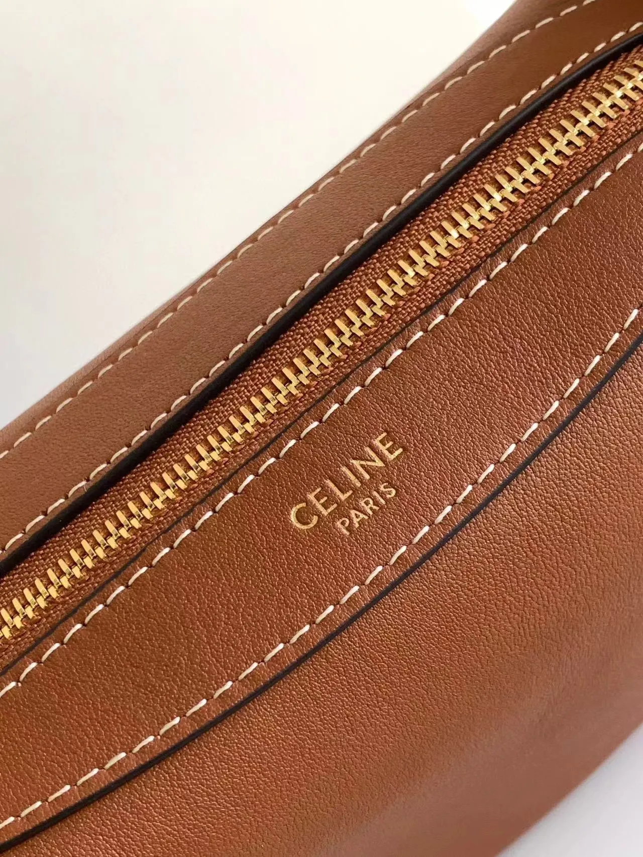CELINE new model is online💕💕💕 2024ROMY mini soft cow leather handbag💥 This model can hold PLUS and other larger smartphone models. Cow leather💖 Cowhide suede lining gold finish shoulder and hand 1 main zipper compartment Adjustable shoulder strap, minimum length 6 inches (16 cm), maximum length 9 inches (23 cm) Number: 10K123ESN.04LU Size: 19.5-14-5cm