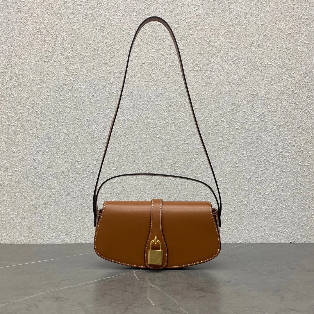CEL*INE TaBou Clutch 2021 autumn and winter single product, it is easy to carry on the shoulder and shoulder. Don’t underestimate the capacity! Sufficient for daily storage: mobile phone, powder, lipstick, watch, nouveau riche: can hold 3 mobile phones and it’s OK~ Outer cowhide leather lining sheepskin Shoulder or hand carry Flap with decorative lock Snap button closure 1 main compartment 1 inner flat pocket Shoulder strap length (28 cm) Handle length (7.5 cm) No.: 101592 Tan Size: 18 X 8 X 5 cm