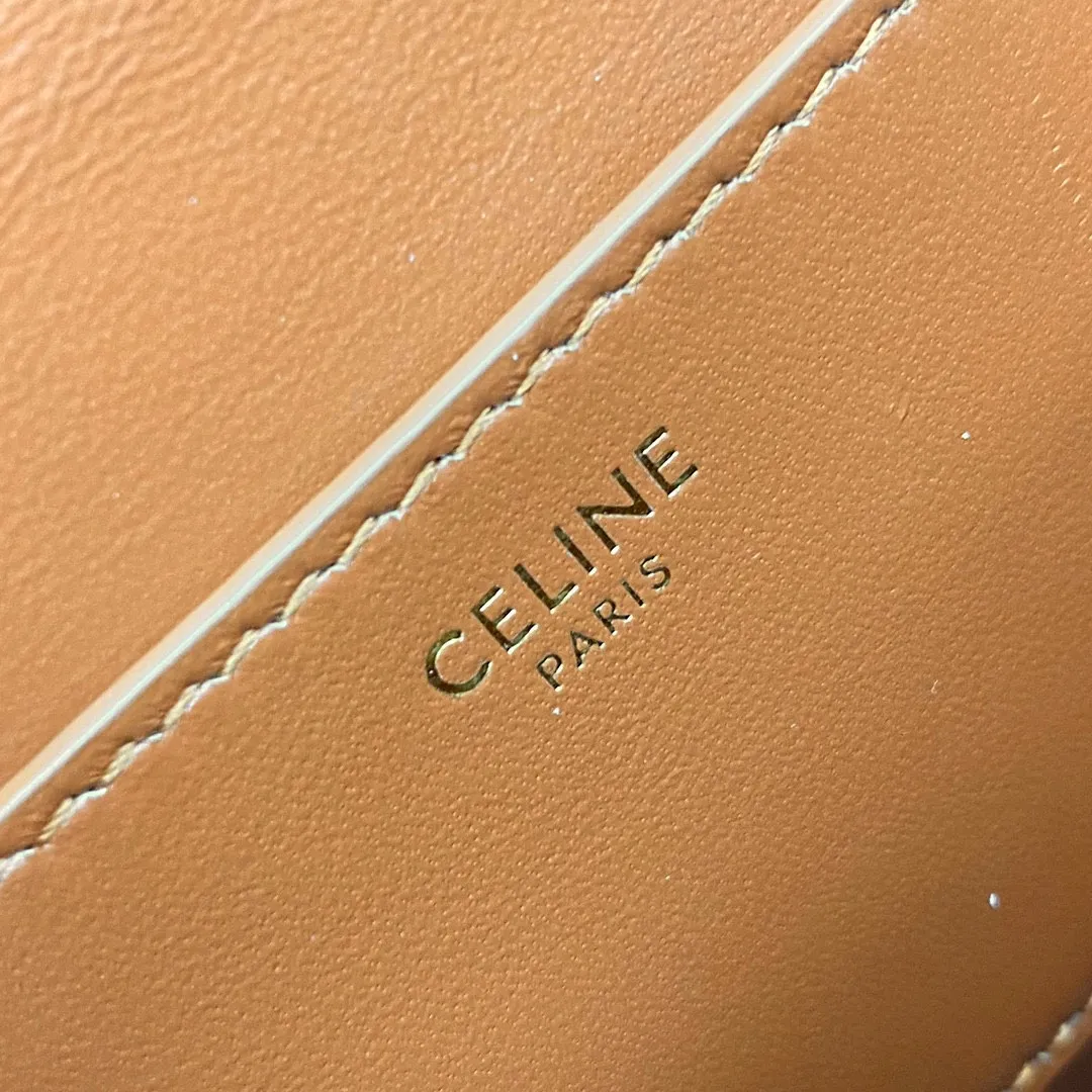 CEL*INE TaBou Clutch 2021 autumn and winter single product, it is easy to carry on the shoulder and shoulder. Don’t underestimate the capacity! Sufficient for daily storage: mobile phone, powder, lipstick, watch, nouveau riche: can hold 3 mobile phones and it’s OK~ Outer cowhide leather lining sheepskin Shoulder or hand carry Flap with decorative lock Snap button closure 1 main compartment 1 inner flat pocket Shoulder strap length (28 cm) Handle length (7.5 cm) No.: 101592 Tan Size: 18 X 8 X 5 cm