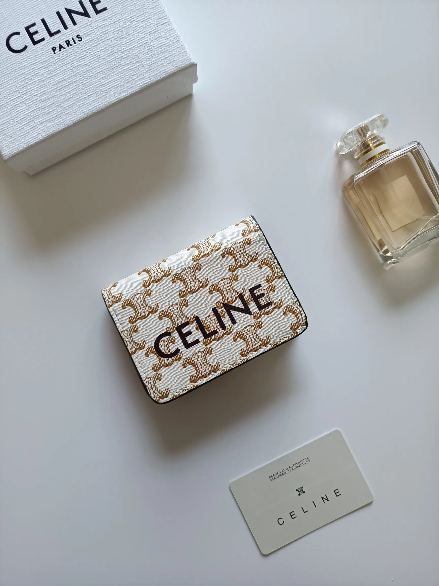 ￥140 Celine classic card holder, TRIOMPHE business card holder, large cowhide interior with plain microfiber TRIOMPHE CANVAS logo print, gold finish TRIOMPHE metal snap closure, 1 zipper coin pocket, 5 card slots, 1 banknote pocket, 1 flat pocket No.: 10K623 Size: 11 X 9 X 3cm