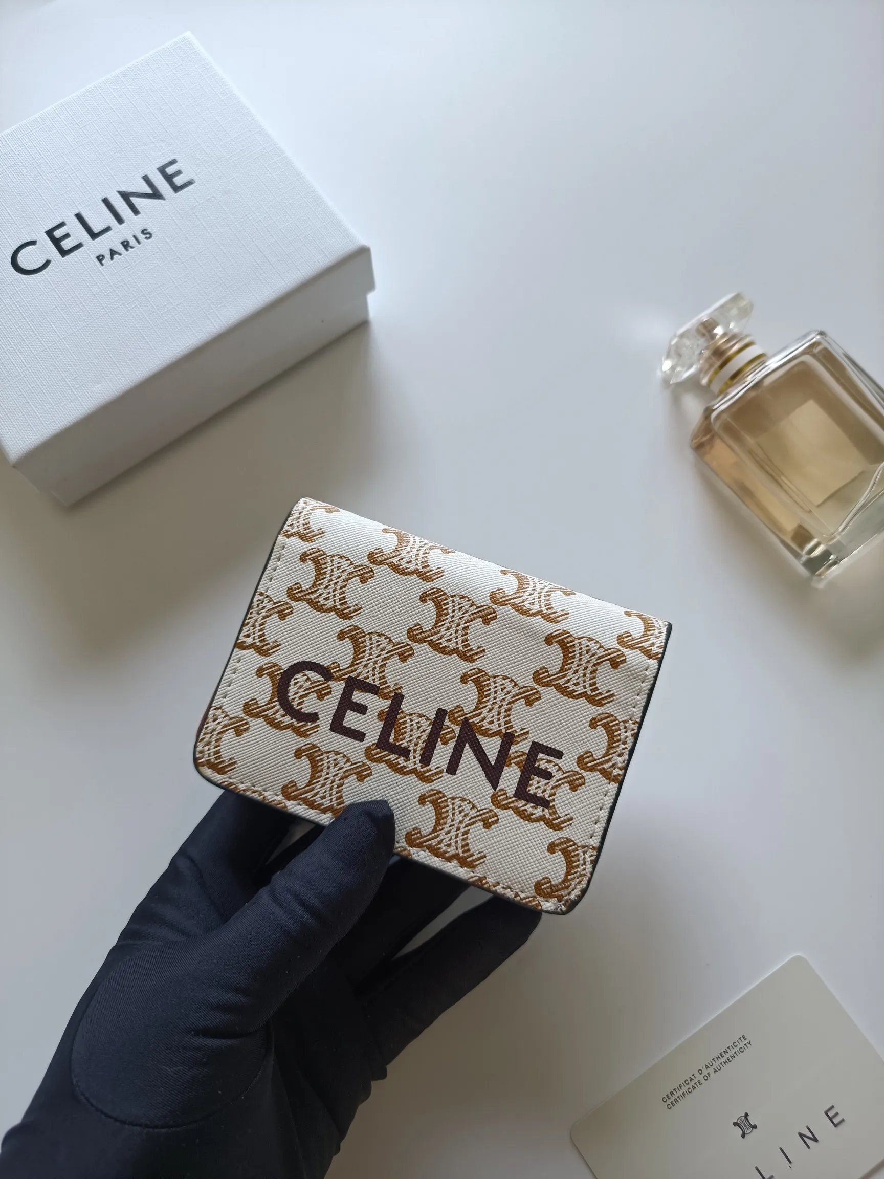 ￥140 Celine classic card holder, TRIOMPHE business card holder, large cowhide interior with plain microfiber TRIOMPHE CANVAS logo print, gold finish TRIOMPHE metal snap closure, 1 zipper coin pocket, 5 card slots, 1 banknote pocket, 1 flat pocket No.: 10K623 Size: 11 X 9 X 3cm