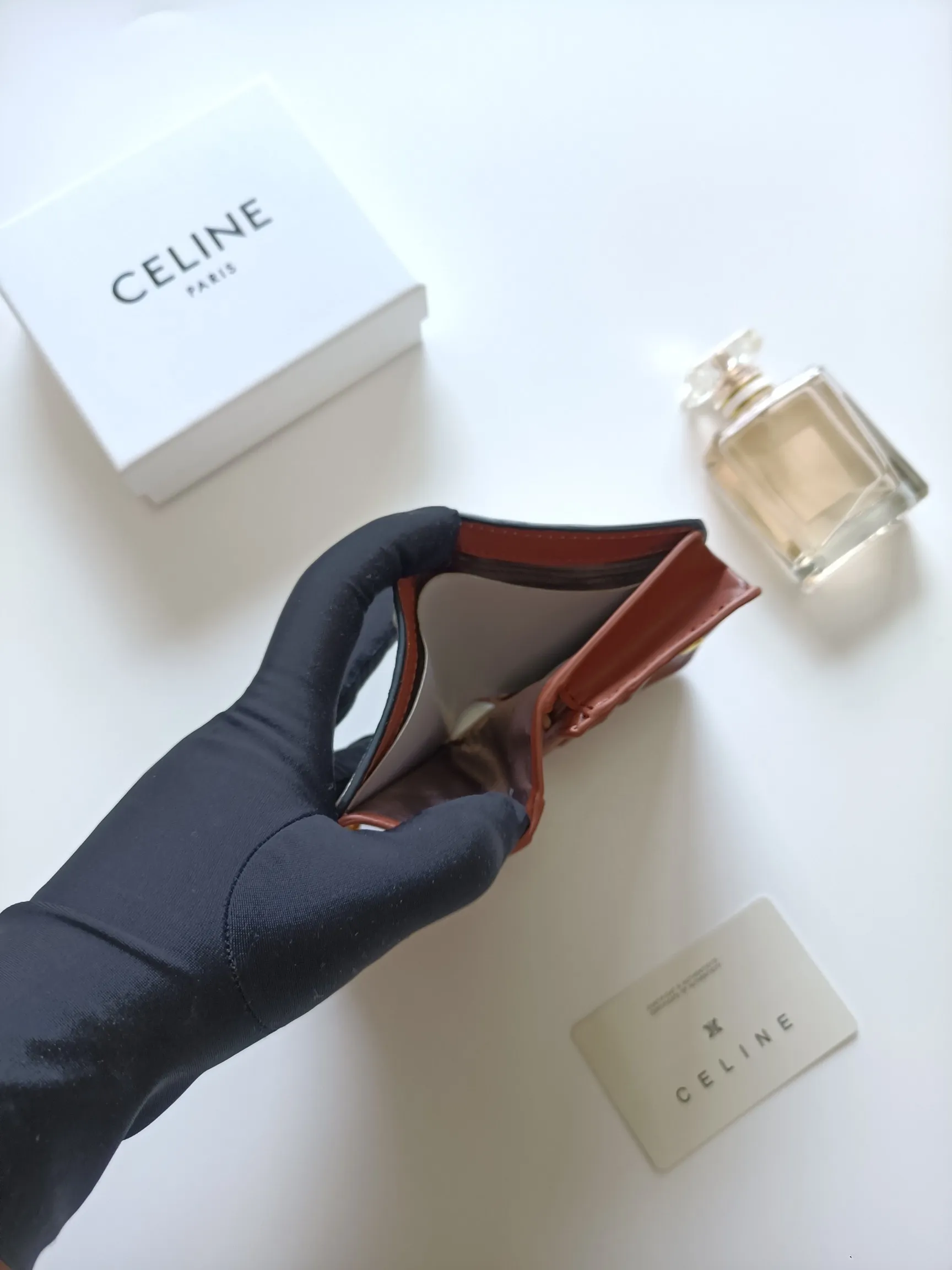 ￥140 Celine classic card holder, TRIOMPHE business card holder, large cowhide interior with plain microfiber TRIOMPHE CANVAS logo print, gold finish TRIOMPHE metal snap closure, 1 zipper coin pocket, 5 card slots, 1 banknote pocket, 1 flat pocket No.: 10K623 Size: 11 X 9 X 3cm