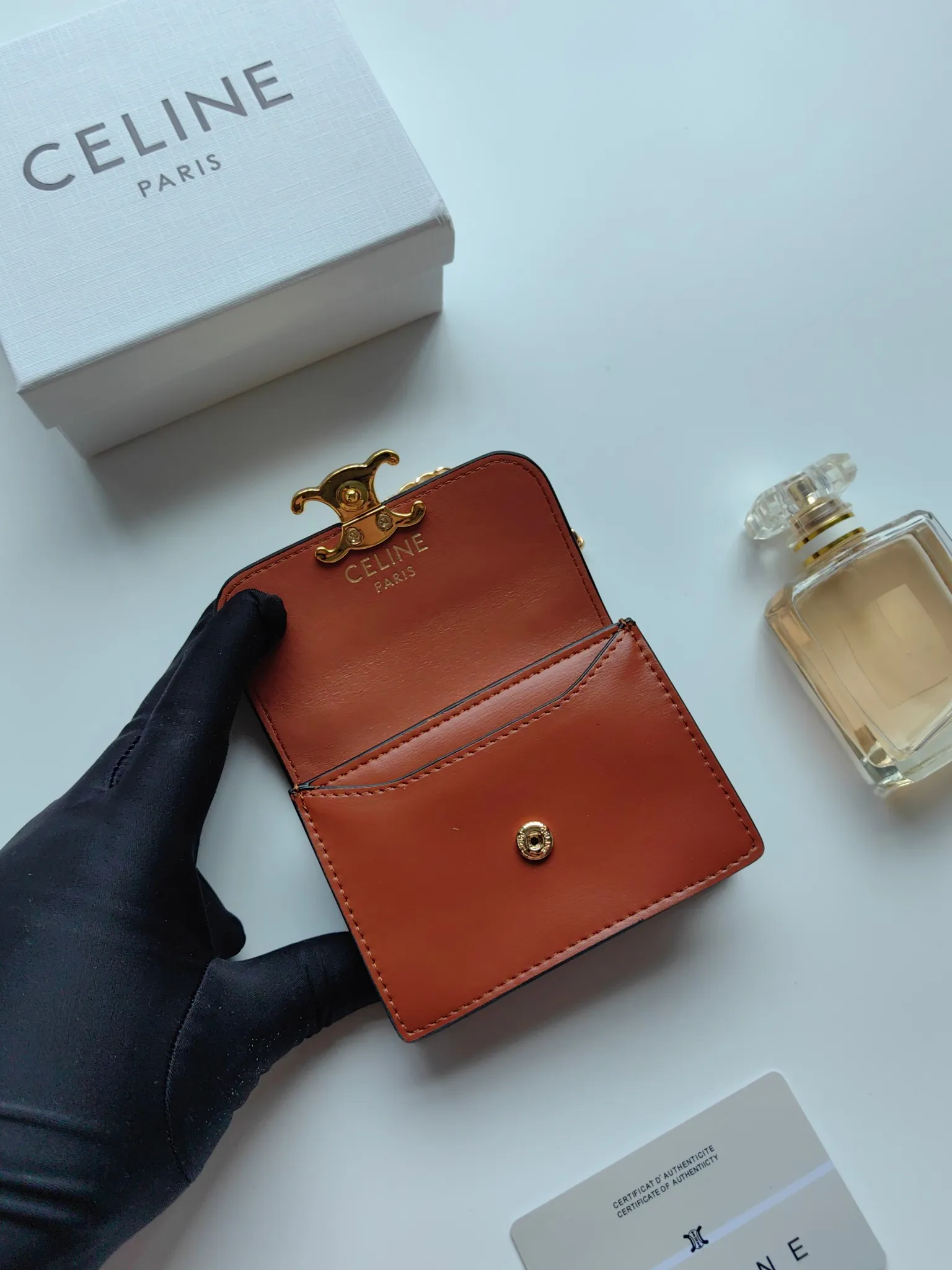 💰140 Celine's new chain TRIOMPHE business card bag, which can be worn cross-body, has a classic pattern with plain microfiber on the inside, gold-finished TRIOMPHE metal snap closure, 1 thickened main compartment, and 3 inner card slots. No.: 10N062 Size: 10.5x8.5x3 cm