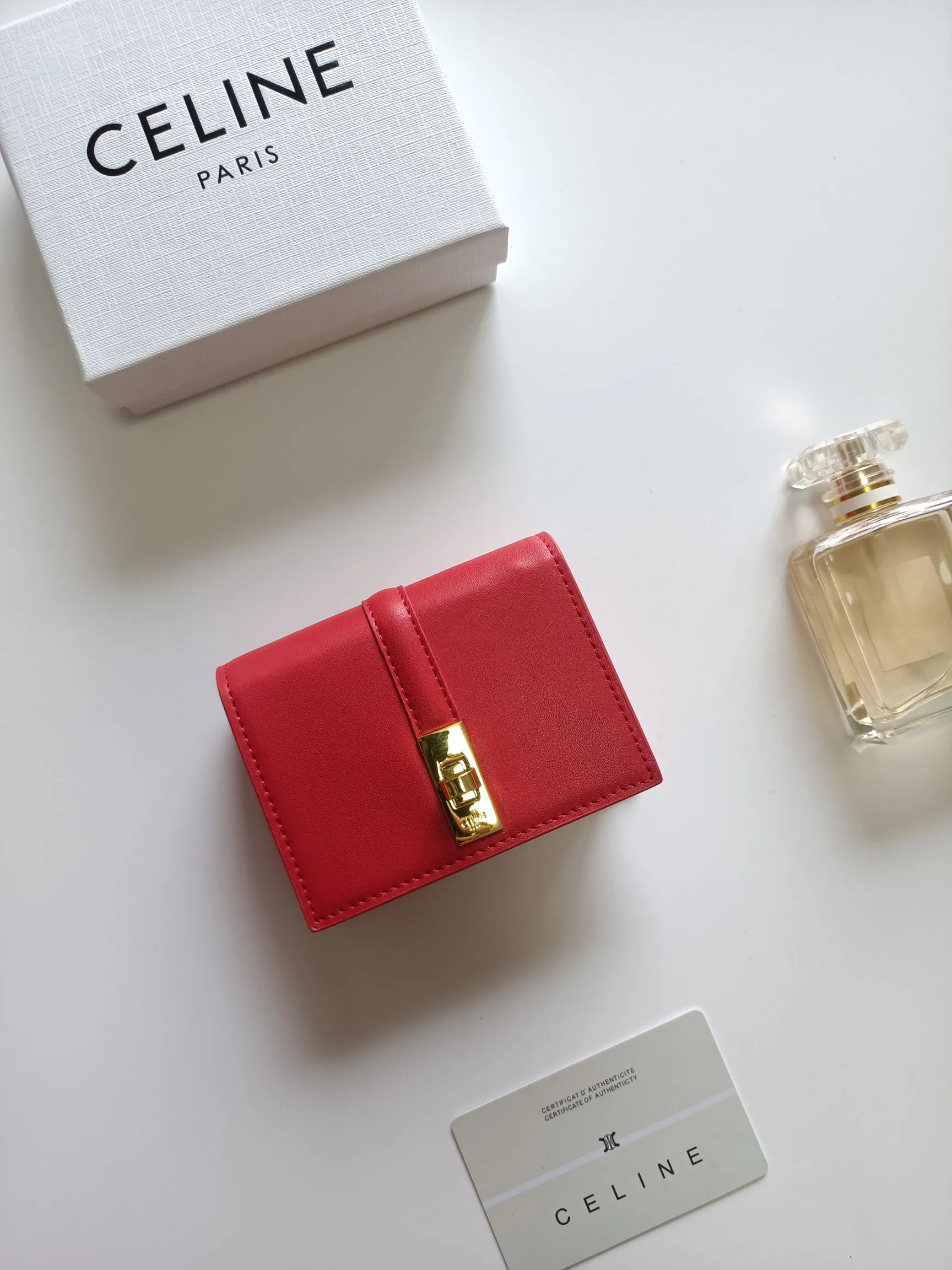 💰150, Celine's new card holder, TRIOMPHE flip card holder, classic pattern with plain microfiber inside, rotating lock closure, 1 thickened main compartment, 2 inner card slots. No.: 10M473 Size: 10.5x8.5x3 cm