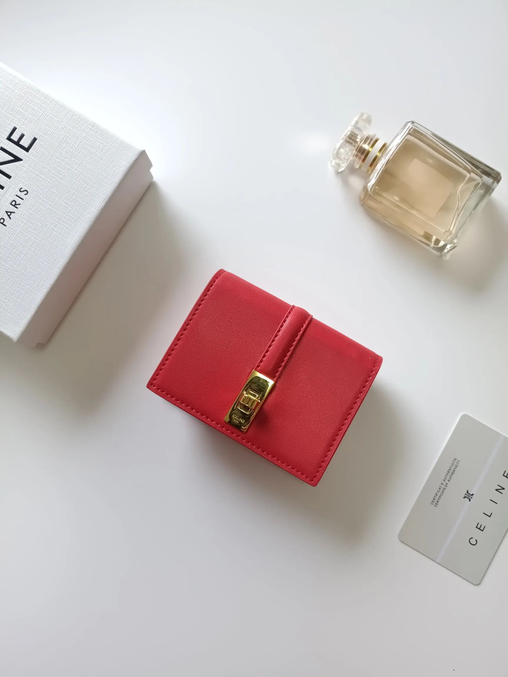 💰150, Celine's new card holder, TRIOMPHE flip card holder, classic pattern with plain microfiber inside, rotating lock closure, 1 thickened main compartment, 2 inner card slots. No.: 10M473 Size: 10.5x8.5x3 cm