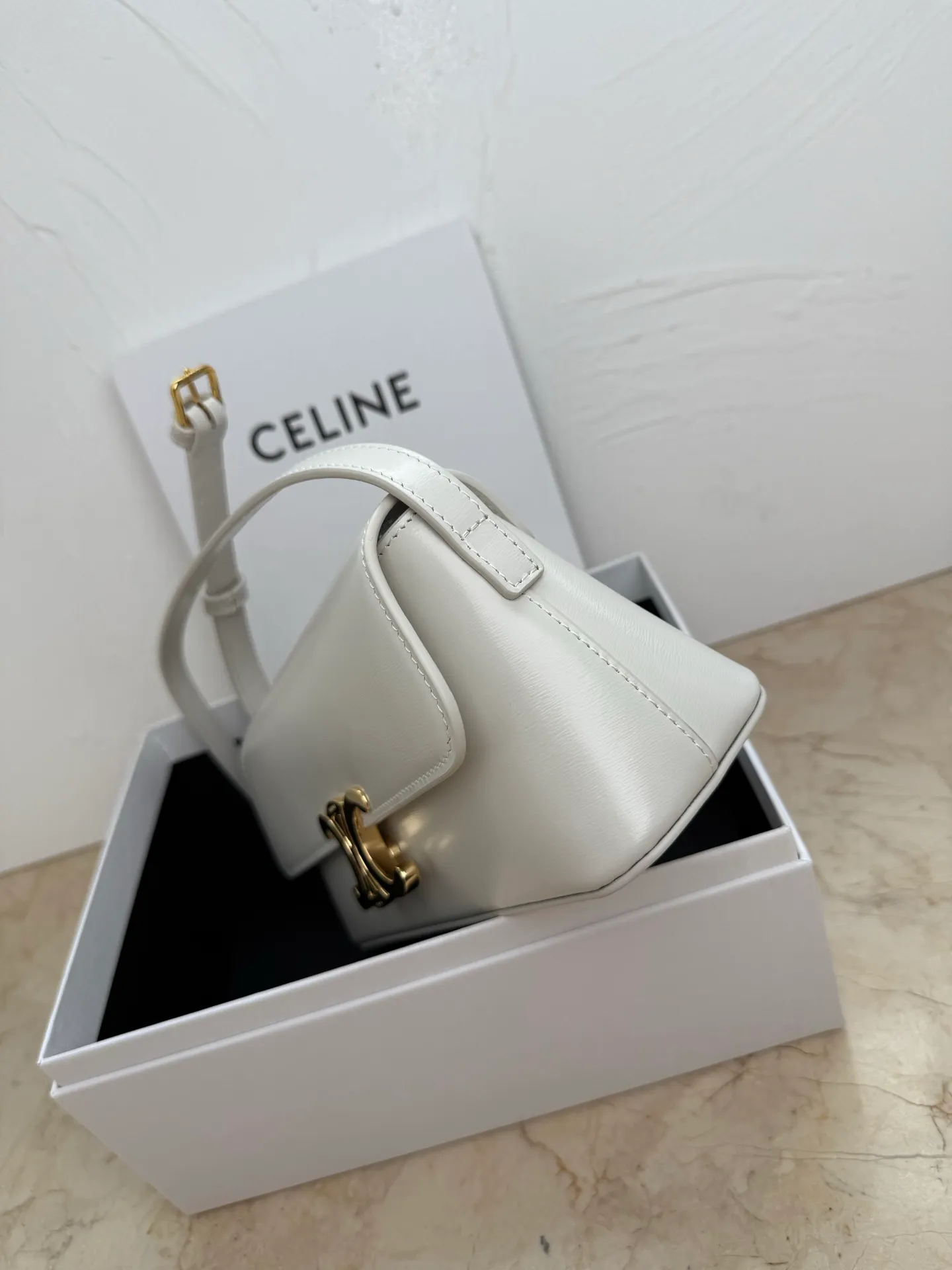 p1400 New TRIOMPHE classic shiny cow leather shoulder bag cow leather sheepskin lining TRIOMPHE metal lock buckle one inner flat pocket adjustable shoulder strap minimum length 21 cm maximum length 25 cm (the biggest difference between this model and the classic model 194142 is the design of the bottom. This model has a wider bottom and is triangular in shape, doubling the capacity) Model: 120553 Size: 24*8*11.5