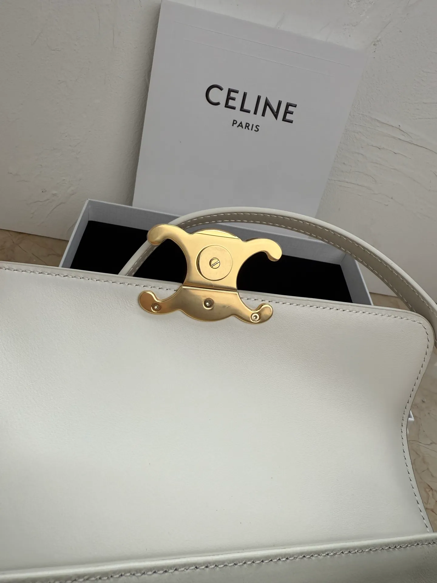 p1400 New TRIOMPHE classic shiny cow leather shoulder bag cow leather sheepskin lining TRIOMPHE metal lock buckle one inner flat pocket adjustable shoulder strap minimum length 21 cm maximum length 25 cm (the biggest difference between this model and the classic model 194142 is the design of the bottom. This model has a wider bottom and is triangular in shape, doubling the capacity) Model: 120553 Size: 24*8*11.5