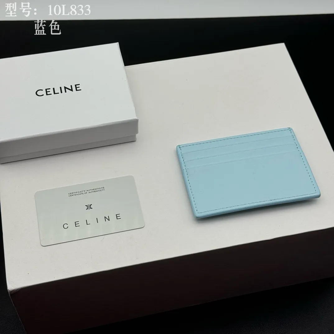 💰90 💎Top quality high version calf leather 💌 𝗖𝗘𝗟𝗜𝗡𝗘 | 𝗧𝗥𝗜𝗢𝗠𝗣𝗛𝗘 Arc de Triomphe small card holder 〰️ Celine's new embossed logo card holder, made of first-layer cowhide, two card slots + one middle pocket. Style number: 10L833 Size: 10.5×7cm