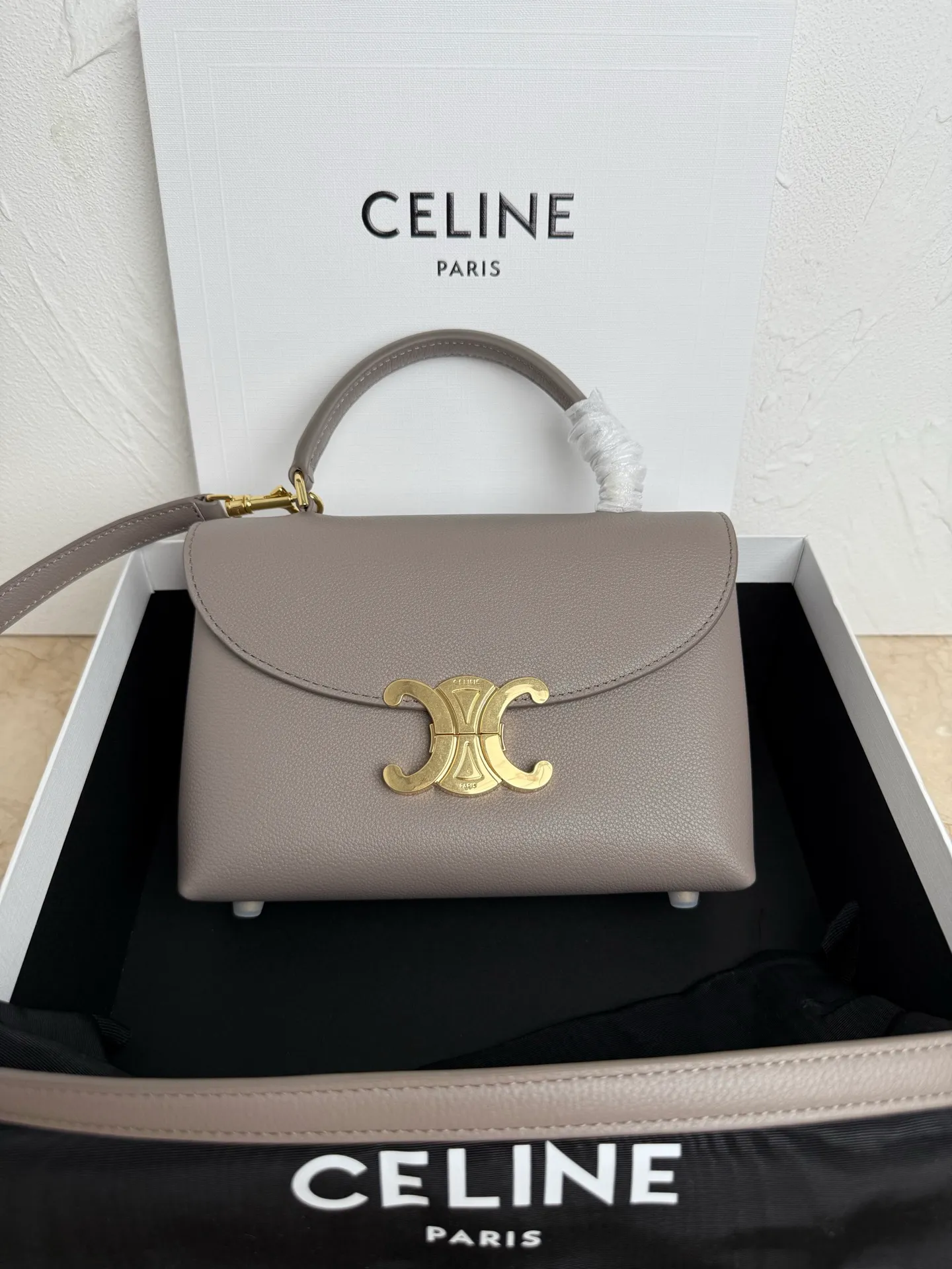 p1500 New product launched 🅰️🅰️CE Arc de Triomphe kelly handbag 👜 New Arc de Triomphe storage bag full of high-end feel! Simple and exquisite outline, whether it is calm black, low-key brown, classic presbyopia color scheme, etc... all exude an unparalleled sense of luxury ❤️ The lines of kelly's classic shape are simple and elegant, without unnecessary decoration, showing the aesthetic charm🫶🏻 Style number: 118113 Size: 20.5x13x8 (with original packaging)