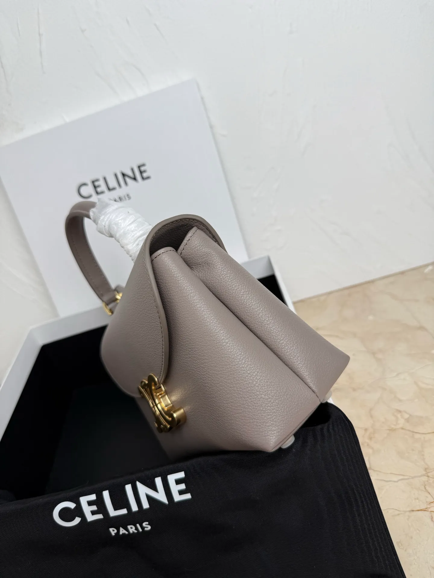 p1500 New product launched 🅰️🅰️CE Arc de Triomphe kelly handbag 👜 New Arc de Triomphe storage bag full of high-end feel! Simple and exquisite outline, whether it is calm black, low-key brown, classic presbyopia color scheme, etc... all exude an unparalleled sense of luxury ❤️ The lines of kelly's classic shape are simple and elegant, without unnecessary decoration, showing the aesthetic charm🫶🏻 Style number: 118113 Size: 20.5x13x8 (with original packaging)