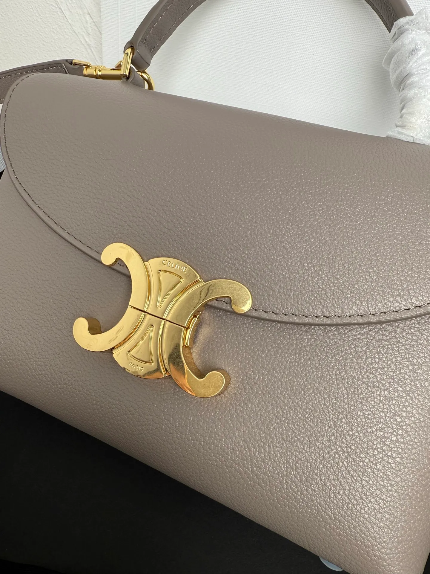 p1500 New product launched 🅰️🅰️CE Arc de Triomphe kelly handbag 👜 New Arc de Triomphe storage bag full of high-end feel! Simple and exquisite outline, whether it is calm black, low-key brown, classic presbyopia color scheme, etc... all exude an unparalleled sense of luxury ❤️ The lines of kelly's classic shape are simple and elegant, without unnecessary decoration, showing the aesthetic charm🫶🏻 Style number: 118113 Size: 20.5x13x8 (with original packaging)