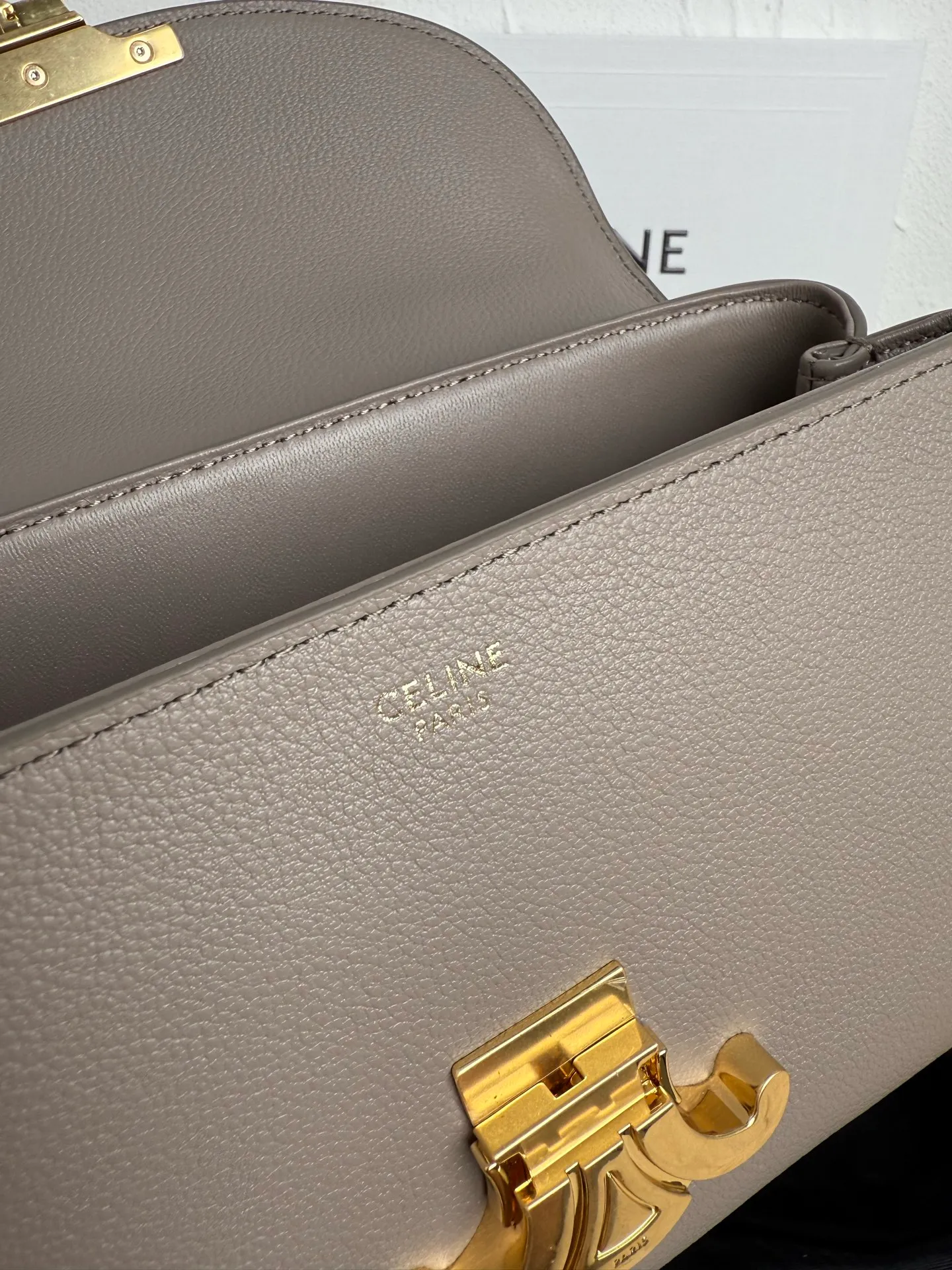 p1500 New product launched 🅰️🅰️CE Arc de Triomphe kelly handbag 👜 New Arc de Triomphe storage bag full of high-end feel! Simple and exquisite outline, whether it is calm black, low-key brown, classic presbyopia color scheme, etc... all exude an unparalleled sense of luxury ❤️ The lines of kelly's classic shape are simple and elegant, without unnecessary decoration, showing the aesthetic charm🫶🏻 Style number: 118113 Size: 20.5x13x8 (with original packaging)