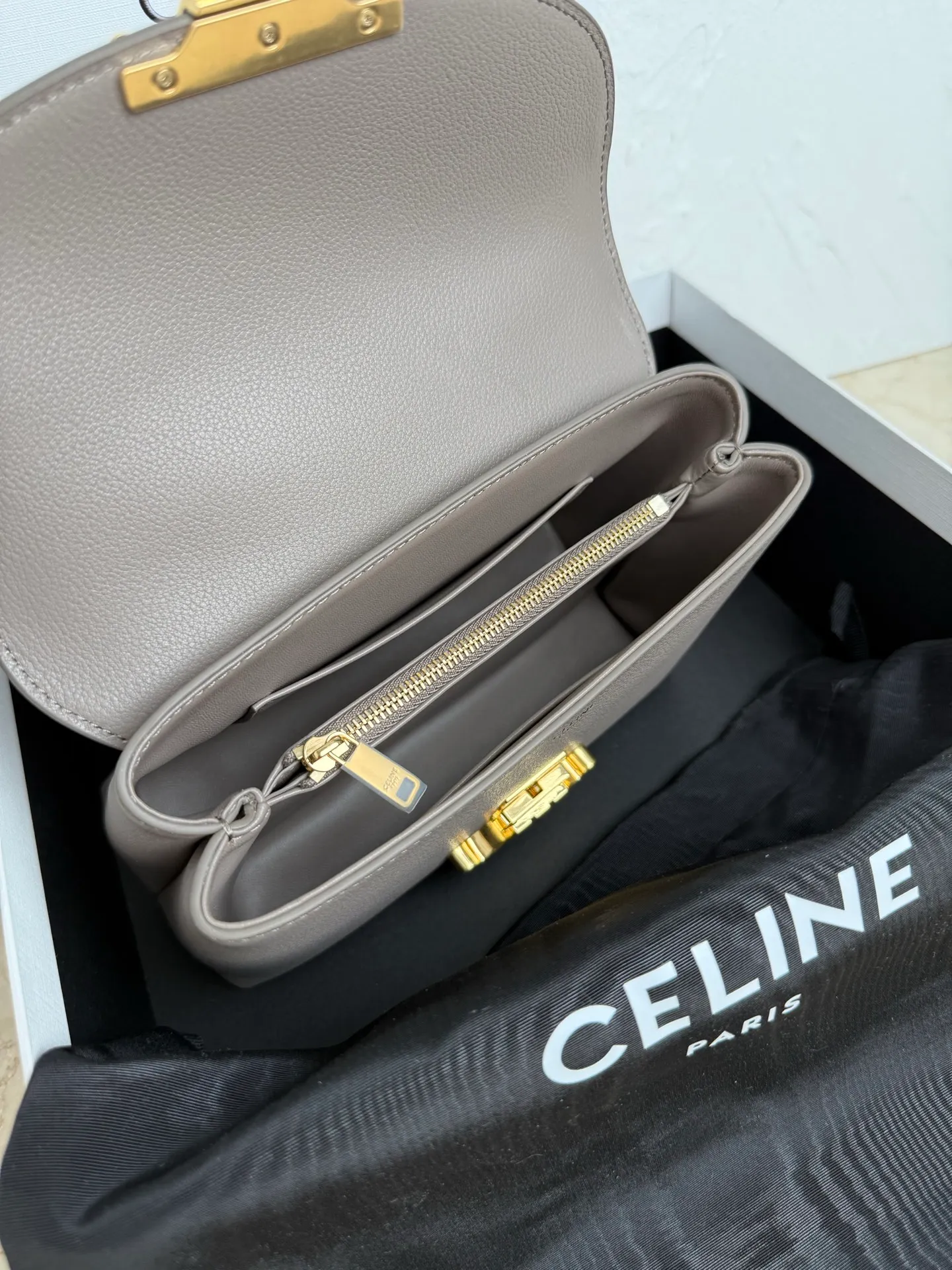 p1500 New product launched 🅰️🅰️CE Arc de Triomphe kelly handbag 👜 New Arc de Triomphe storage bag full of high-end feel! Simple and exquisite outline, whether it is calm black, low-key brown, classic presbyopia color scheme, etc... all exude an unparalleled sense of luxury ❤️ The lines of kelly's classic shape are simple and elegant, without unnecessary decoration, showing the aesthetic charm🫶🏻 Style number: 118113 Size: 20.5x13x8 (with original packaging)