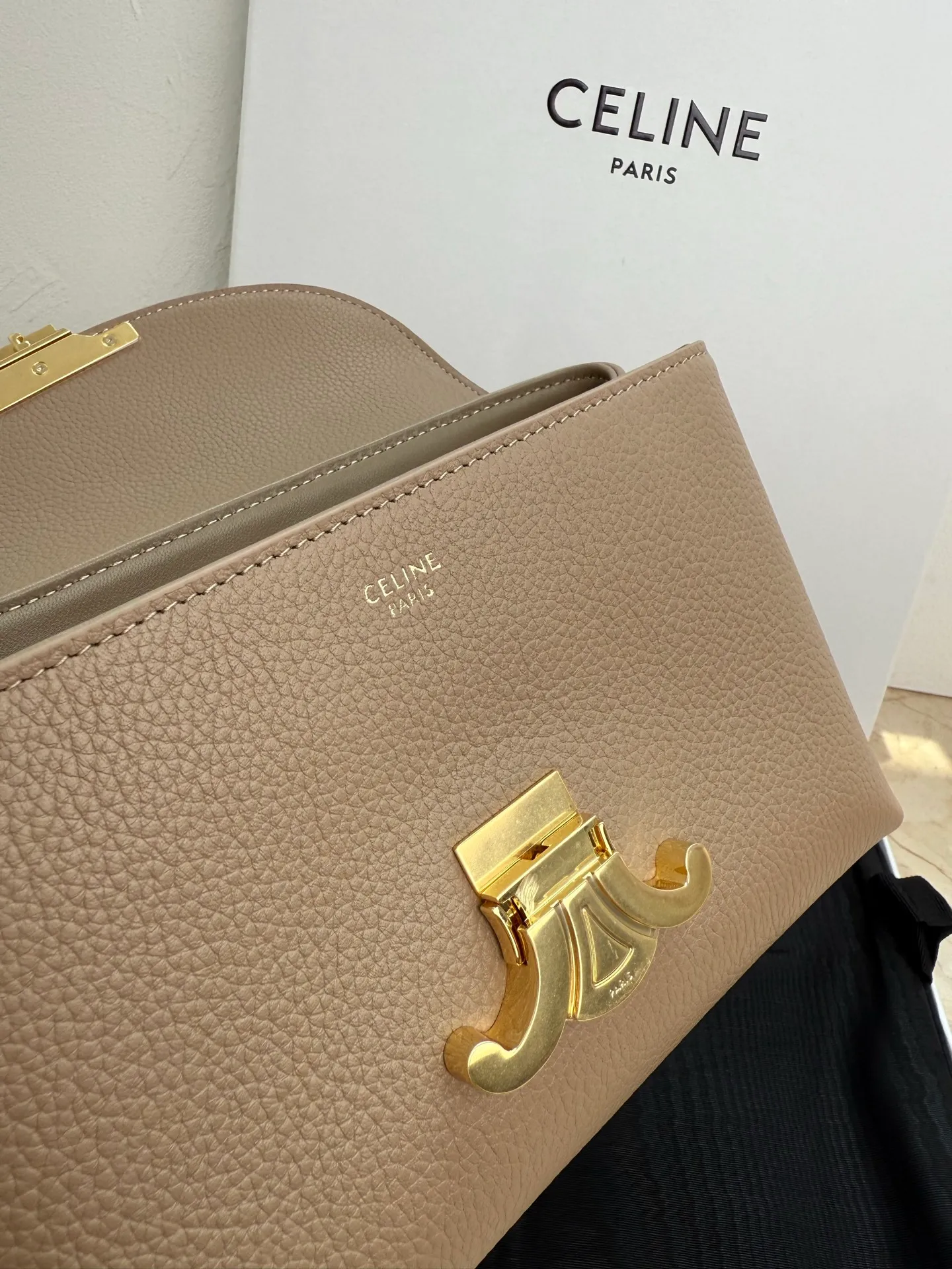 p1500 New product launched 🅰️🅰️CE Arc de Triomphe kelly handbag 👜 New Arc de Triomphe storage bag full of high-end feel! Simple and exquisite outline, whether it is calm black, low-key brown, classic presbyopia color scheme, etc... all exude an unparalleled sense of luxury ❤️ The lines of kelly's classic shape are simple and elegant, without unnecessary decoration, showing the aesthetic charm🫶🏻 Style number: 118113 Size: 20.5x13x8 (with original packaging)
