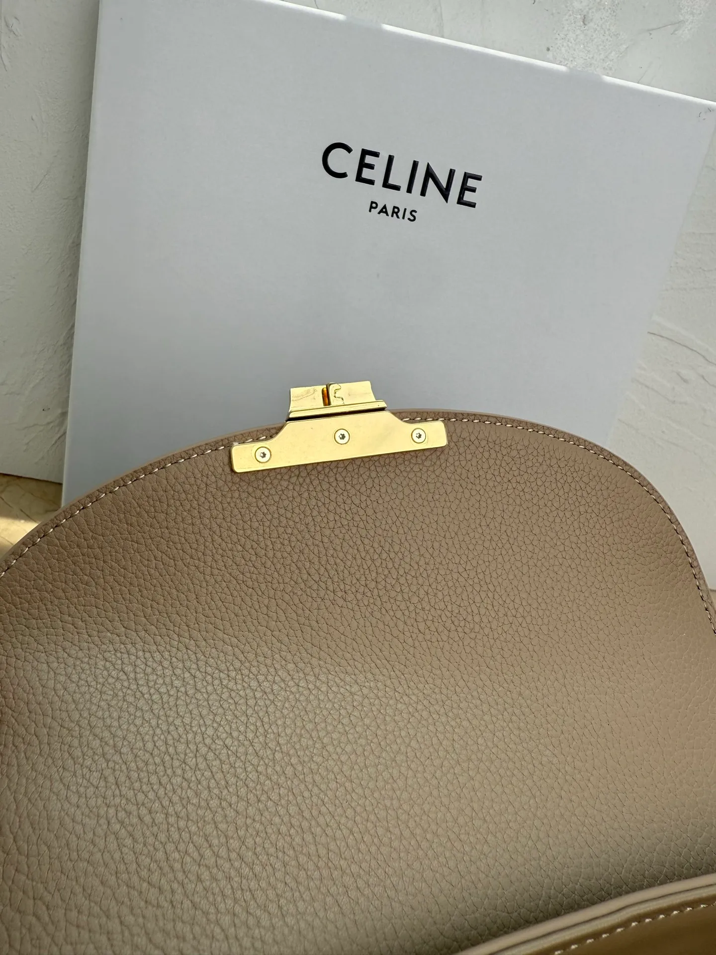 p1500 New product launched 🅰️🅰️CE Arc de Triomphe kelly handbag 👜 New Arc de Triomphe storage bag full of high-end feel! Simple and exquisite outline, whether it is calm black, low-key brown, classic presbyopia color scheme, etc... all exude an unparalleled sense of luxury ❤️ The lines of kelly's classic shape are simple and elegant, without unnecessary decoration, showing the aesthetic charm🫶🏻 Style number: 118113 Size: 20.5x13x8 (with original packaging)
