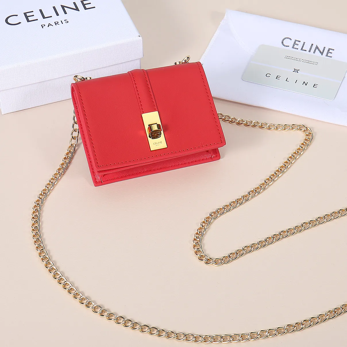 💰170, Celine's latest chain card holder, TRIOMPHE flip chain card holder, can be worn cross-body, classic cowhide with plain microfiber interior, rotating lock closure, 1 thickened main compartment, 2 inner card slots. No.: 10M472 Size: 10.5x8.5x3 cm
