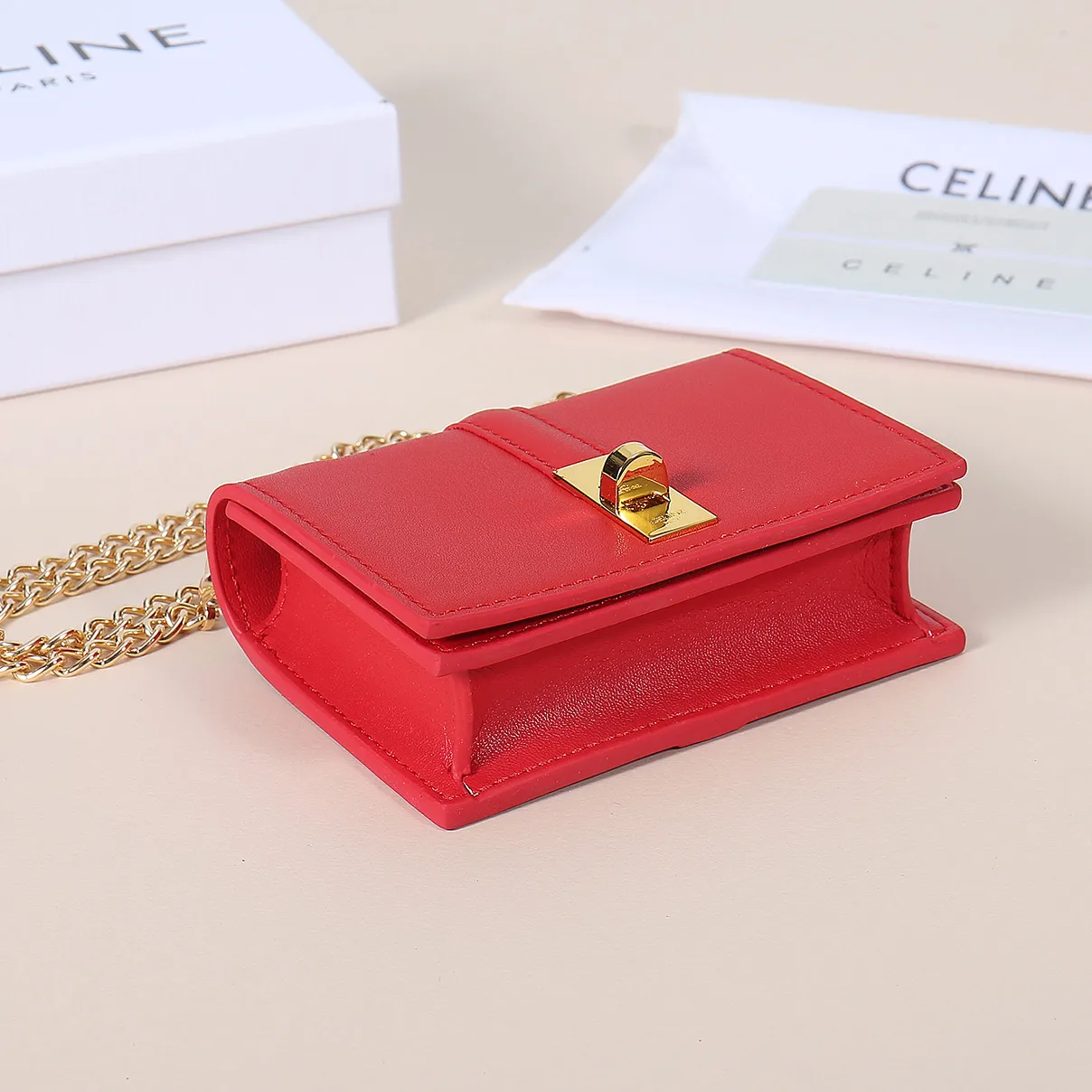 💰170, Celine's latest chain card holder, TRIOMPHE flip chain card holder, can be worn cross-body, classic cowhide with plain microfiber interior, rotating lock closure, 1 thickened main compartment, 2 inner card slots. No.: 10M472 Size: 10.5x8.5x3 cm