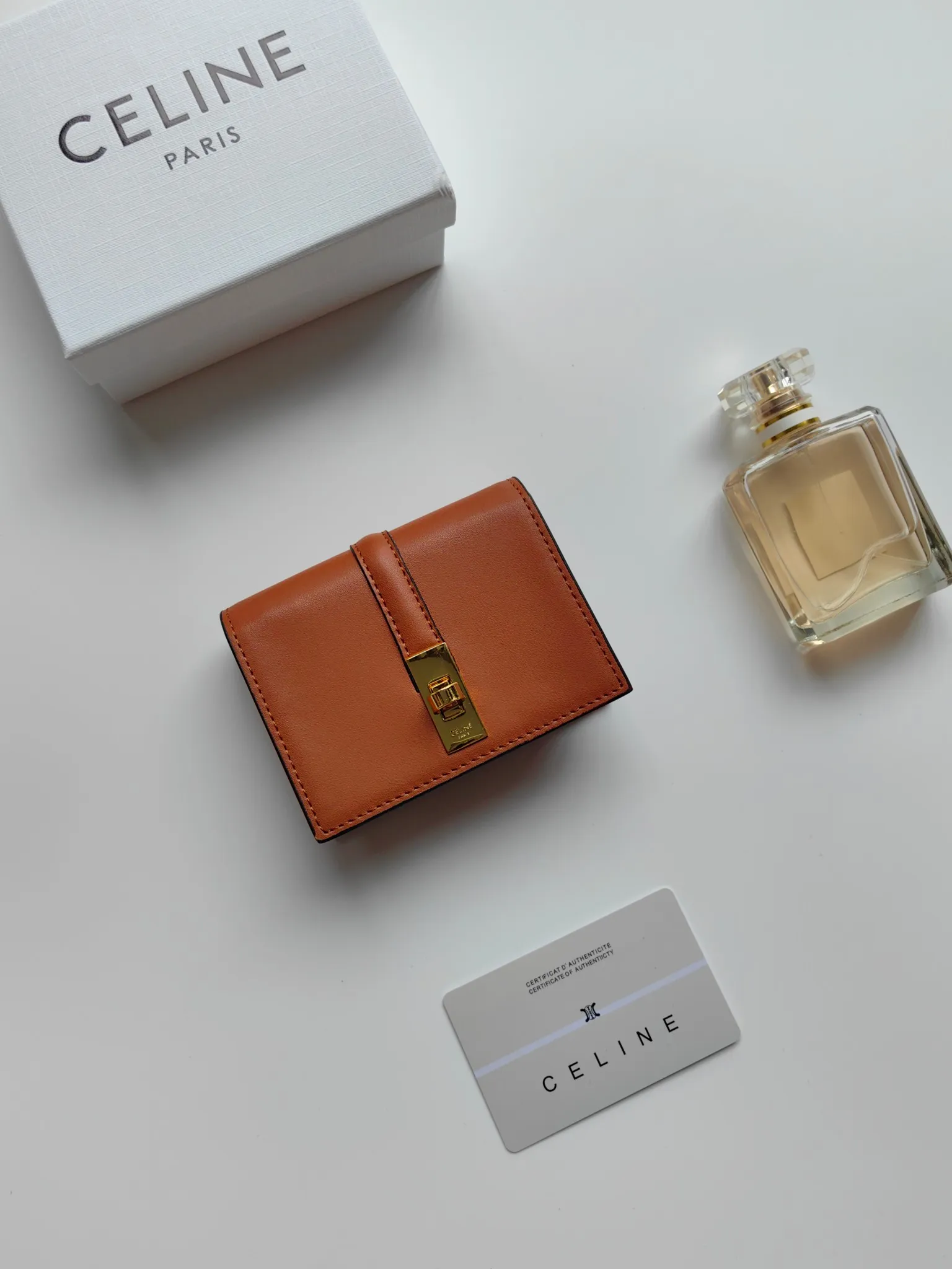 💰130, Celine's new card holder, TRIOMPHE flip card holder, classic pattern with plain microfiber inside, rotating lock closure, 1 thickened main compartment, 2 inner card slots. No.: 10M473 Size: 10.5x8.5x3 cm
