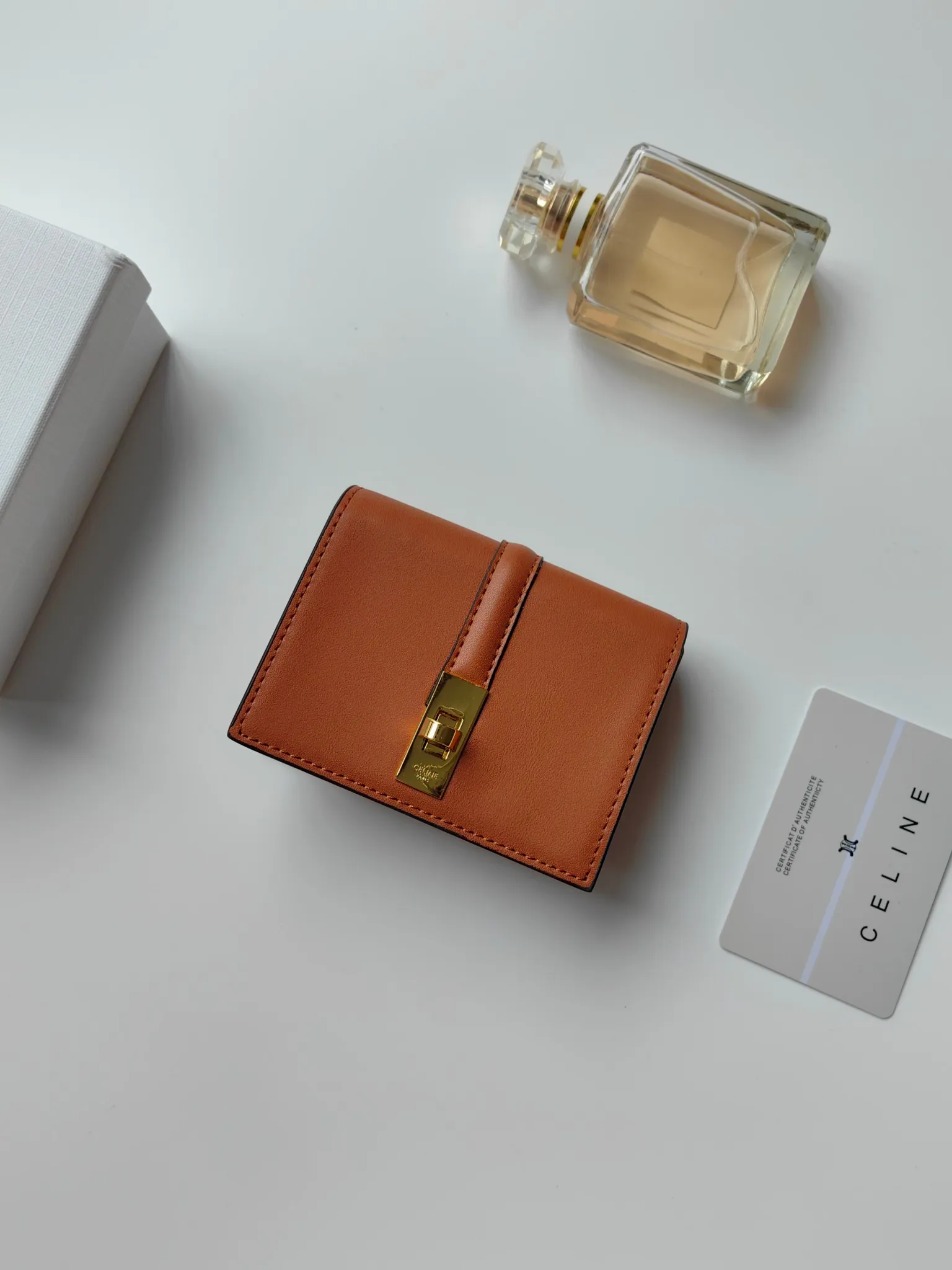 💰130, Celine's new card holder, TRIOMPHE flip card holder, classic pattern with plain microfiber inside, rotating lock closure, 1 thickened main compartment, 2 inner card slots. No.: 10M473 Size: 10.5x8.5x3 cm