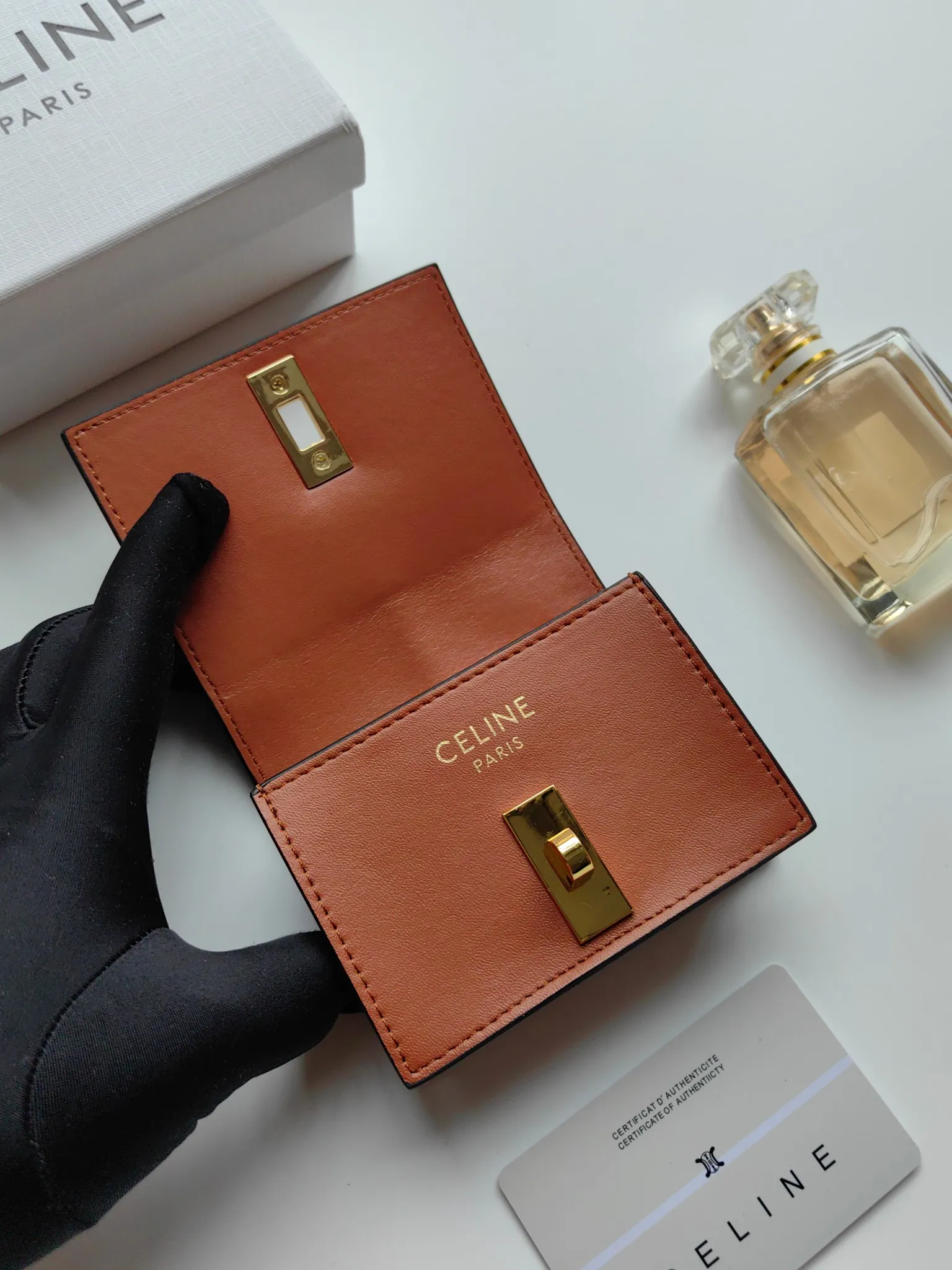 💰130, Celine's new card holder, TRIOMPHE flip card holder, classic pattern with plain microfiber inside, rotating lock closure, 1 thickened main compartment, 2 inner card slots. No.: 10M473 Size: 10.5x8.5x3 cm