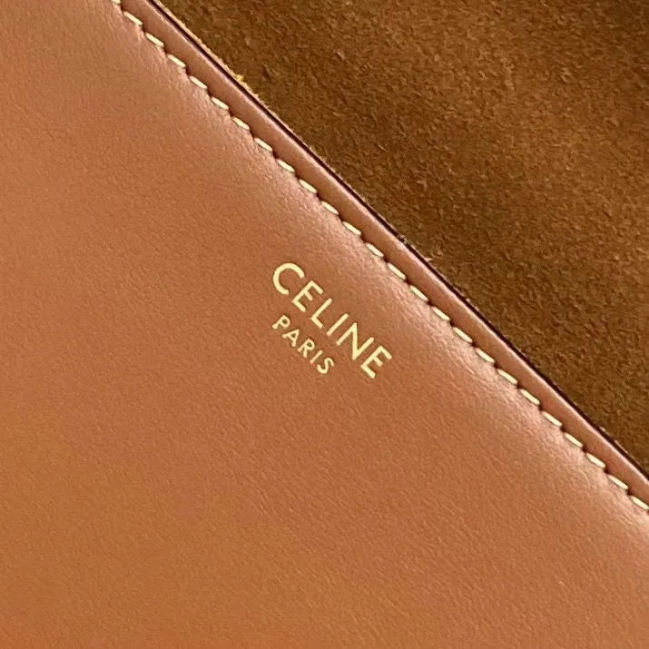 New product online 🅰️🅰️ Celine 2022 winter show model Basace Arc de Triomphe ~ Moon bag, half-moon body ➕ Snap-embossed Arc de Triomphe Logo leather buckle, very design, literary and artistic, also very light and cute, long shoulder strap, comfortable crossbody‼ ️ Style: Gentle and cute, retro literature and art, suitable for fashionistas 🉑️ Capacity: enough for daily outings 👌 Style number: 111233 Size: 23～13.5～6 Material brown