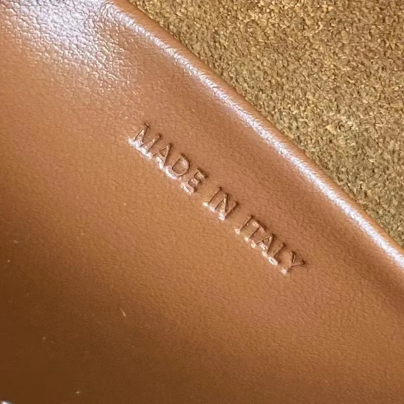 New product online 🅰️🅰️ Celine 2022 winter show model Basace Arc de Triomphe ~ Moon bag, half-moon body ➕ Snap-embossed Arc de Triomphe Logo leather buckle, very design, literary and artistic, also very light and cute, long shoulder strap, comfortable crossbody‼ ️ Style: Gentle and cute, retro literature and art, suitable for fashionistas 🉑️ Capacity: enough for daily outings 👌 Style number: 111233 Size: 23～13.5～6 Material brown