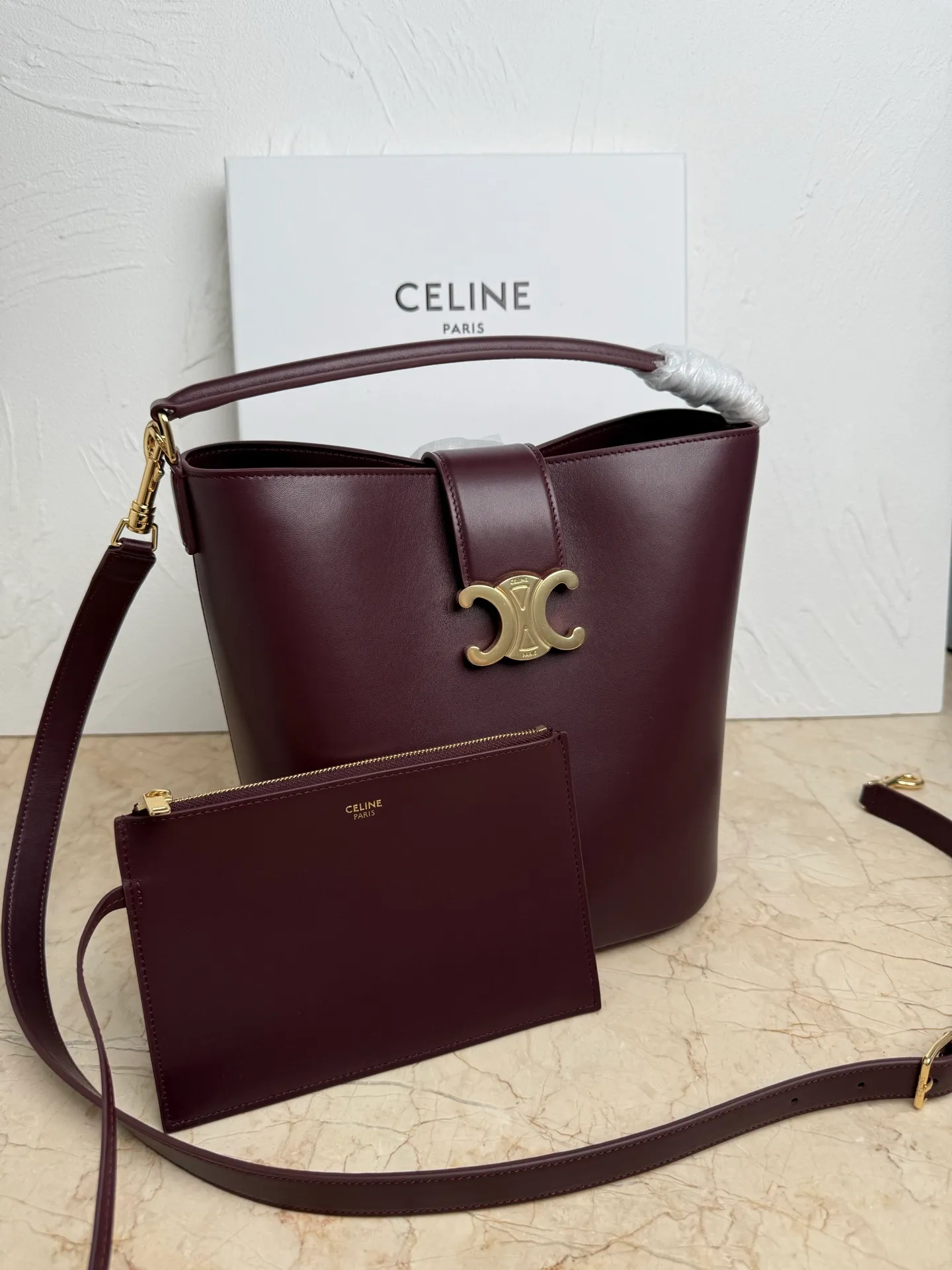 p1700CELINE LOUISE large cow leather handbag 24s new Louise bucket bag 🅰🅰🅰 Those who have planted 16 bucket bags before have a look 😍 This year, the lock of this Louise has added the Arc de Triomphe element, which enhances the recognition of this bucket bag and is more fashionable and refined. It can meet the three needs of hand carry / crossbody / shoulder carry and the capacity is very considerable Daily commuting/business trip/office is completely stress-free. If you like Baozi, rest assured~👏 Cow leather, sheep leather lining, gold finish, hand-held, shoulder and cross-body, leather flap with TRIOMPHE magnetic buckle, 1 inner detachable zipper pocket, detachable and adjustable shoulder strap, minimum length 50cm, maximum length 57cm Dimensions: 28 X 24 X 16 cm Number: 116613FX9.38NO
