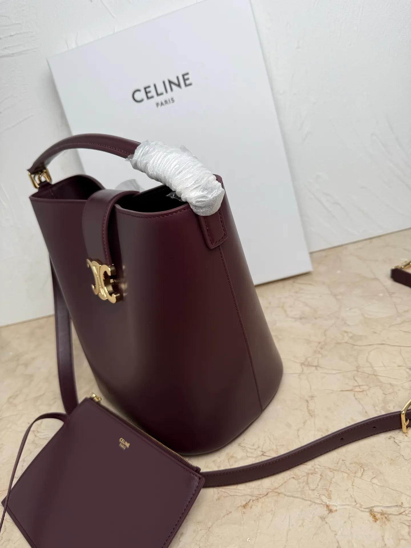 p1700CELINE LOUISE large cow leather handbag 24s new Louise bucket bag 🅰🅰🅰 Those who have planted 16 bucket bags before have a look 😍 This year, the lock of this Louise has added the Arc de Triomphe element, which enhances the recognition of this bucket bag and is more fashionable and refined. It can meet the three needs of hand carry / crossbody / shoulder carry and the capacity is very considerable Daily commuting/business trip/office is completely stress-free. If you like Baozi, rest assured~👏 Cow leather, sheep leather lining, gold finish, hand-held, shoulder and cross-body, leather flap with TRIOMPHE magnetic buckle, 1 inner detachable zipper pocket, detachable and adjustable shoulder strap, minimum length 50cm, maximum length 57cm Dimensions: 28 X 24 X 16 cm Number: 116613FX9.38NO