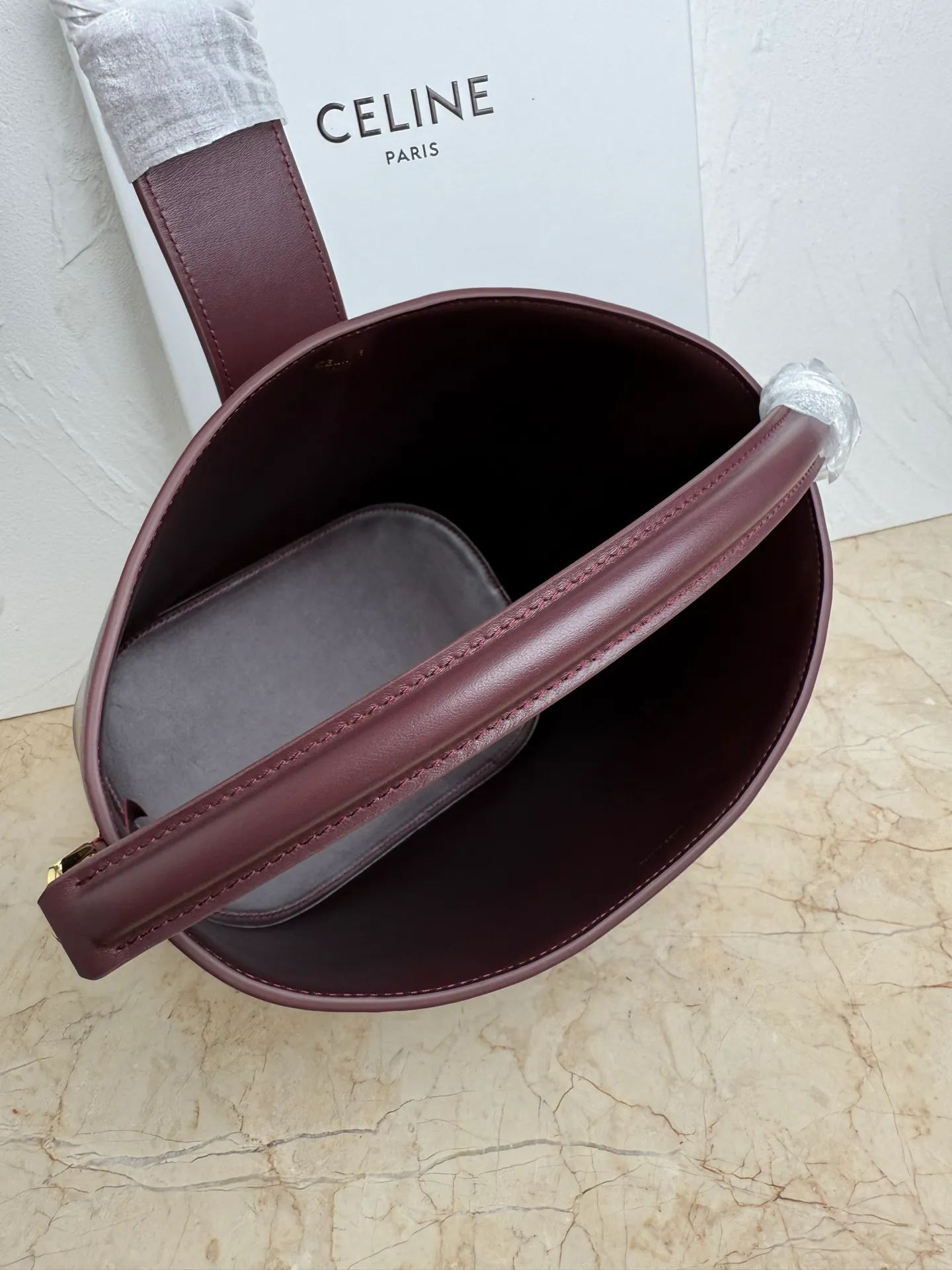 p1700CELINE LOUISE large cow leather handbag 24s new Louise bucket bag 🅰🅰🅰 Those who have planted 16 bucket bags before have a look 😍 This year, the lock of this Louise has added the Arc de Triomphe element, which enhances the recognition of this bucket bag and is more fashionable and refined. It can meet the three needs of hand carry / crossbody / shoulder carry and the capacity is very considerable Daily commuting/business trip/office is completely stress-free. If you like Baozi, rest assured~👏 Cow leather, sheep leather lining, gold finish, hand-held, shoulder and cross-body, leather flap with TRIOMPHE magnetic buckle, 1 inner detachable zipper pocket, detachable and adjustable shoulder strap, minimum length 50cm, maximum length 57cm Dimensions: 28 X 24 X 16 cm Number: 116613FX9.38NO