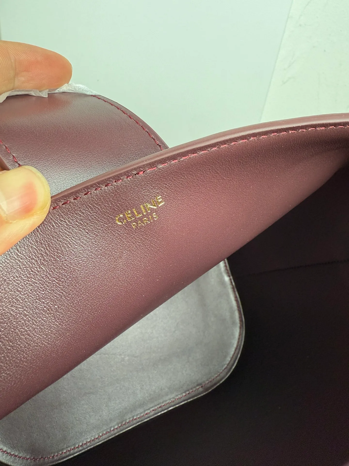 p1700CELINE LOUISE large cow leather handbag 24s new Louise bucket bag 🅰🅰🅰 Those who have planted 16 bucket bags before have a look 😍 This year, the lock of this Louise has added the Arc de Triomphe element, which enhances the recognition of this bucket bag and is more fashionable and refined. It can meet the three needs of hand carry / crossbody / shoulder carry and the capacity is very considerable Daily commuting/business trip/office is completely stress-free. If you like Baozi, rest assured~👏 Cow leather, sheep leather lining, gold finish, hand-held, shoulder and cross-body, leather flap with TRIOMPHE magnetic buckle, 1 inner detachable zipper pocket, detachable and adjustable shoulder strap, minimum length 50cm, maximum length 57cm Dimensions: 28 X 24 X 16 cm Number: 116613FX9.38NO