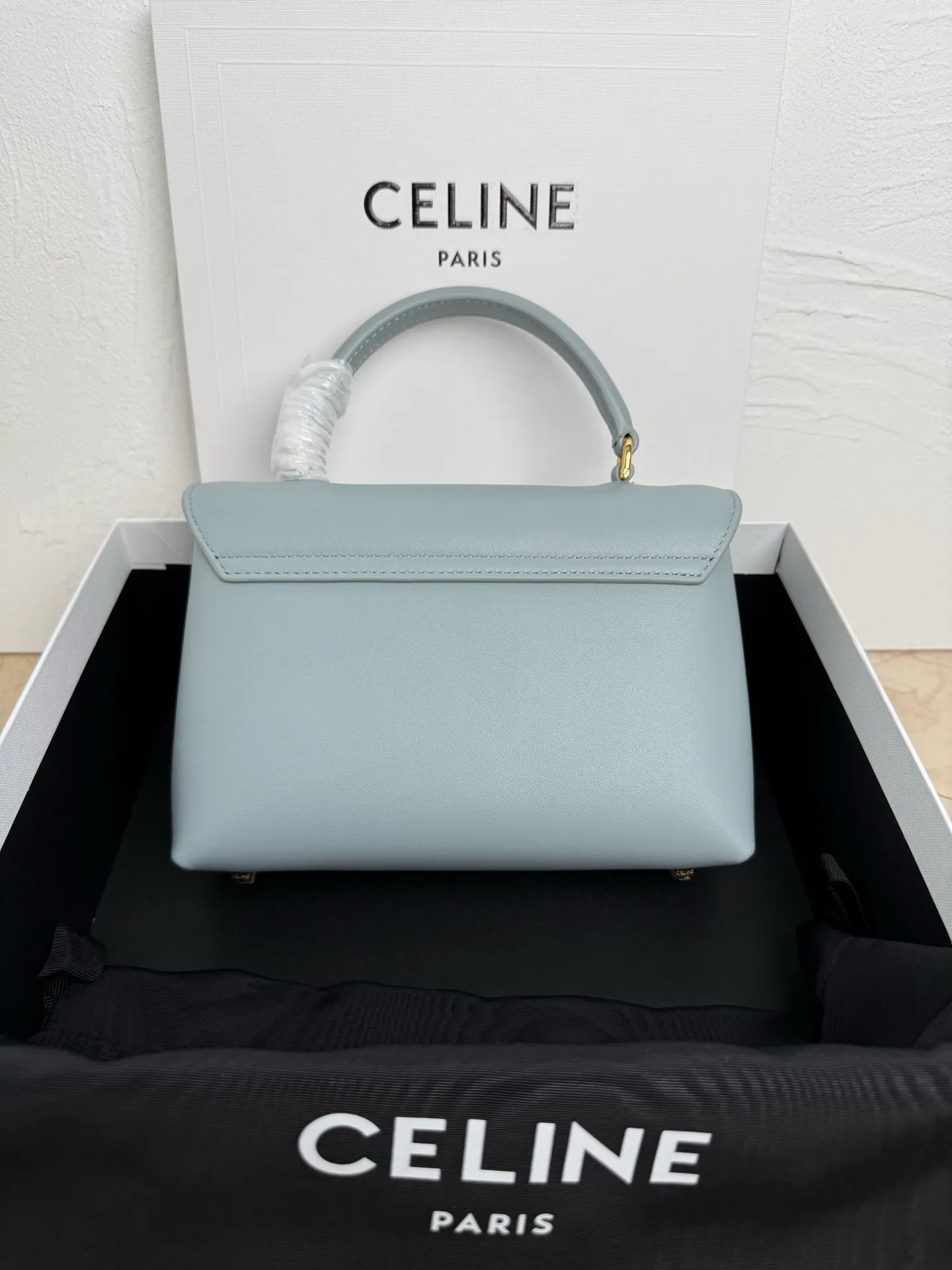 p1500 new product online 🅰️🅰️CE Arc de Triomphe kelly handbag 👜 The new Arc de Triomphe storage bag is full of high-end feeling! Simple and exquisite outline, whether it is calm black, low-key brown, classic presbyopia color scheme, etc... all exude an unparalleled sense of luxury ❤️ The lines of kelly's classic shape are simple and elegant, without unnecessary decoration, showing the aesthetic charm🫶🏻 Style number: 118113 Size: 20.5x13x8 (with original packaging)