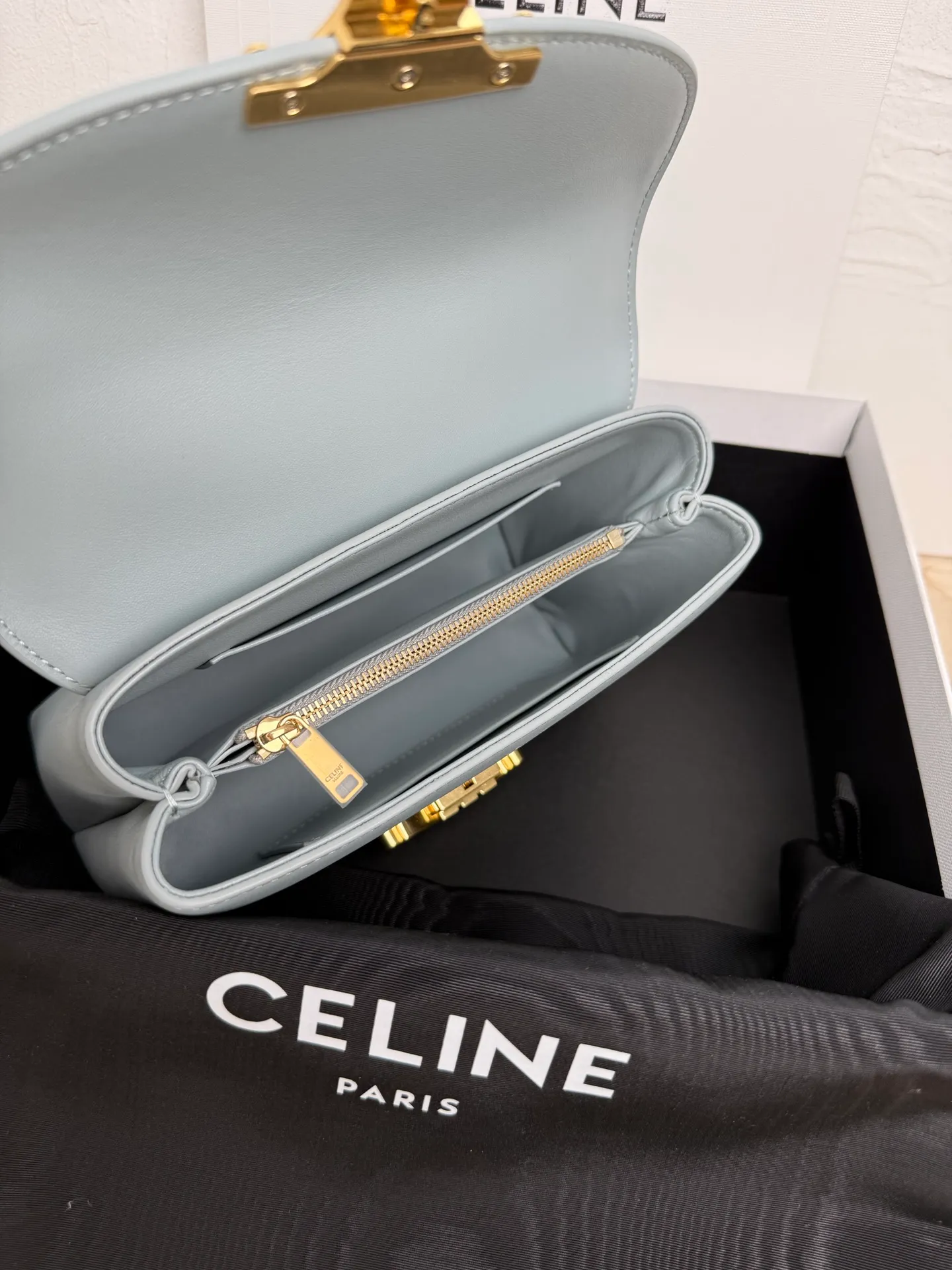 p1500 new product online 🅰️🅰️CE Arc de Triomphe kelly handbag 👜 The new Arc de Triomphe storage bag is full of high-end feeling! Simple and exquisite outline, whether it is calm black, low-key brown, classic presbyopia color scheme, etc... all exude an unparalleled sense of luxury ❤️ The lines of kelly's classic shape are simple and elegant, without unnecessary decoration, showing the aesthetic charm🫶🏻 Style number: 118113 Size: 20.5x13x8 (with original packaging)