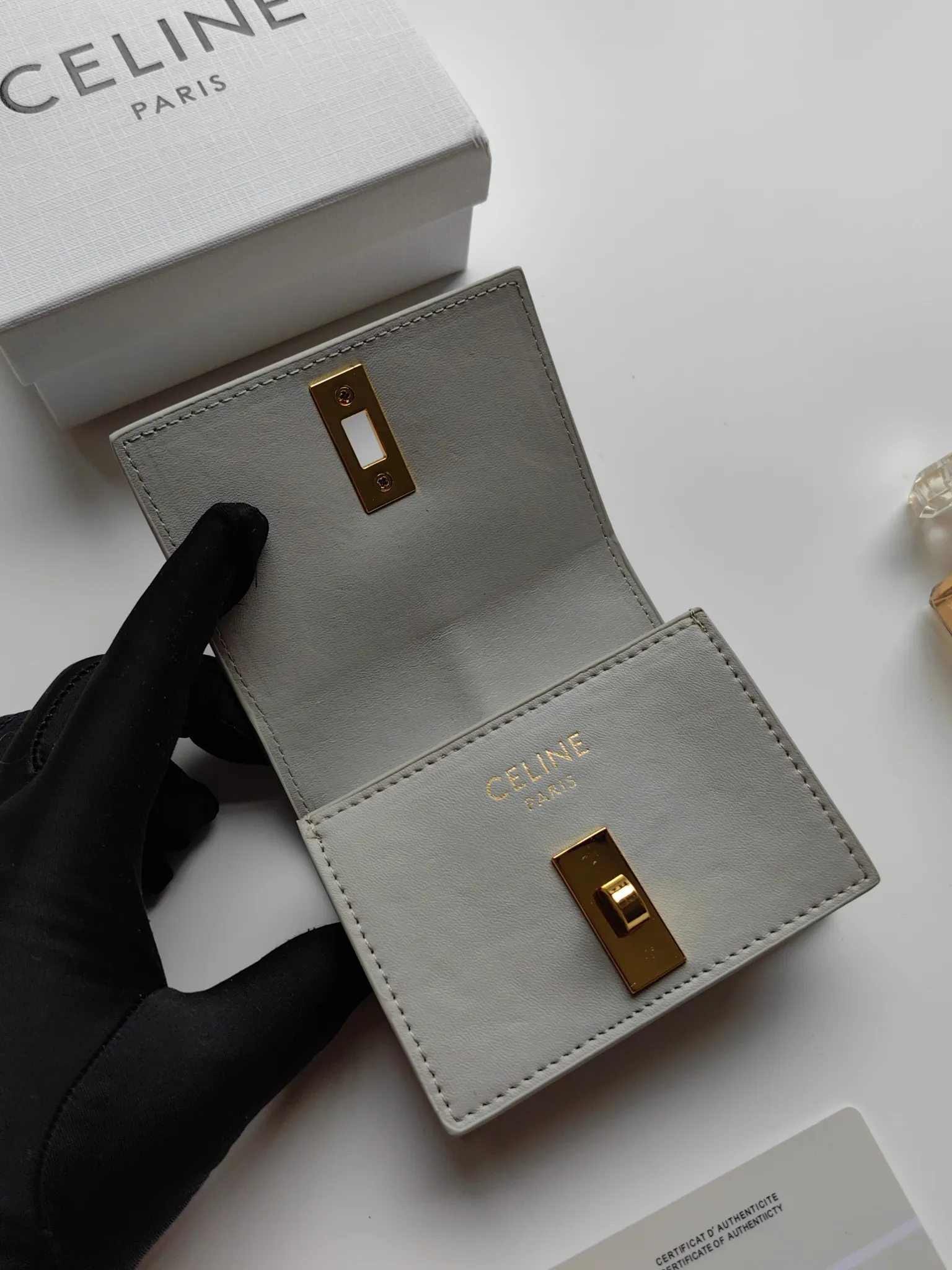 💰130, Celine's new card holder, TRIOMPHE flip card holder, classic pattern with plain microfiber inside, rotating lock closure, 1 thickened main compartment, 2 inner card slots. No.: 10M473 Size: 10.5x8.5x3 cm