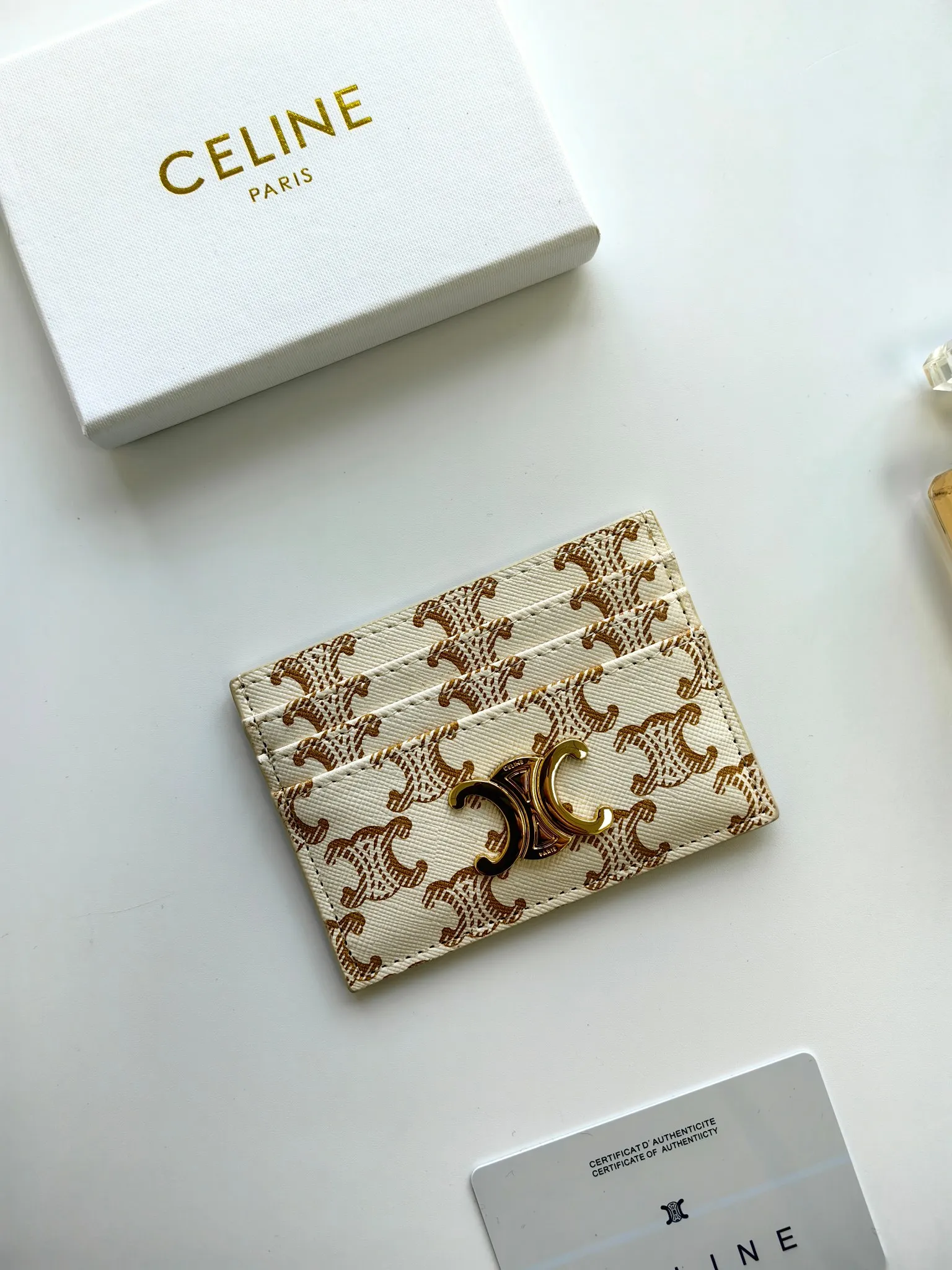 💰100💰CELINE's new embossed logo card holder, made of first-layer cowhide, two card slots + one middle pocket. Style number: 10L833 Size: 10.5×7cm