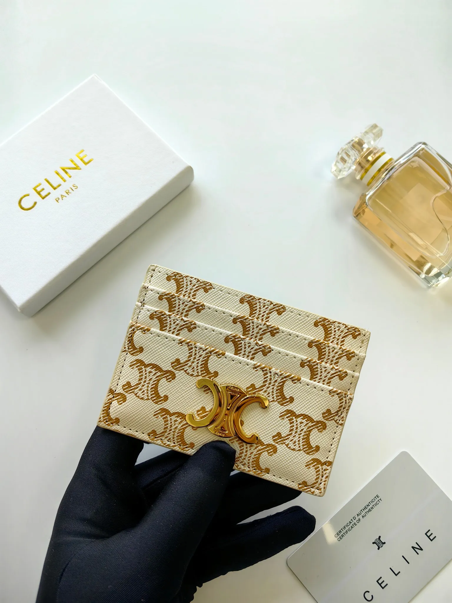 💰100💰CELINE's new embossed logo card holder, made of first-layer cowhide, two card slots + one middle pocket. Style number: 10L833 Size: 10.5×7cm