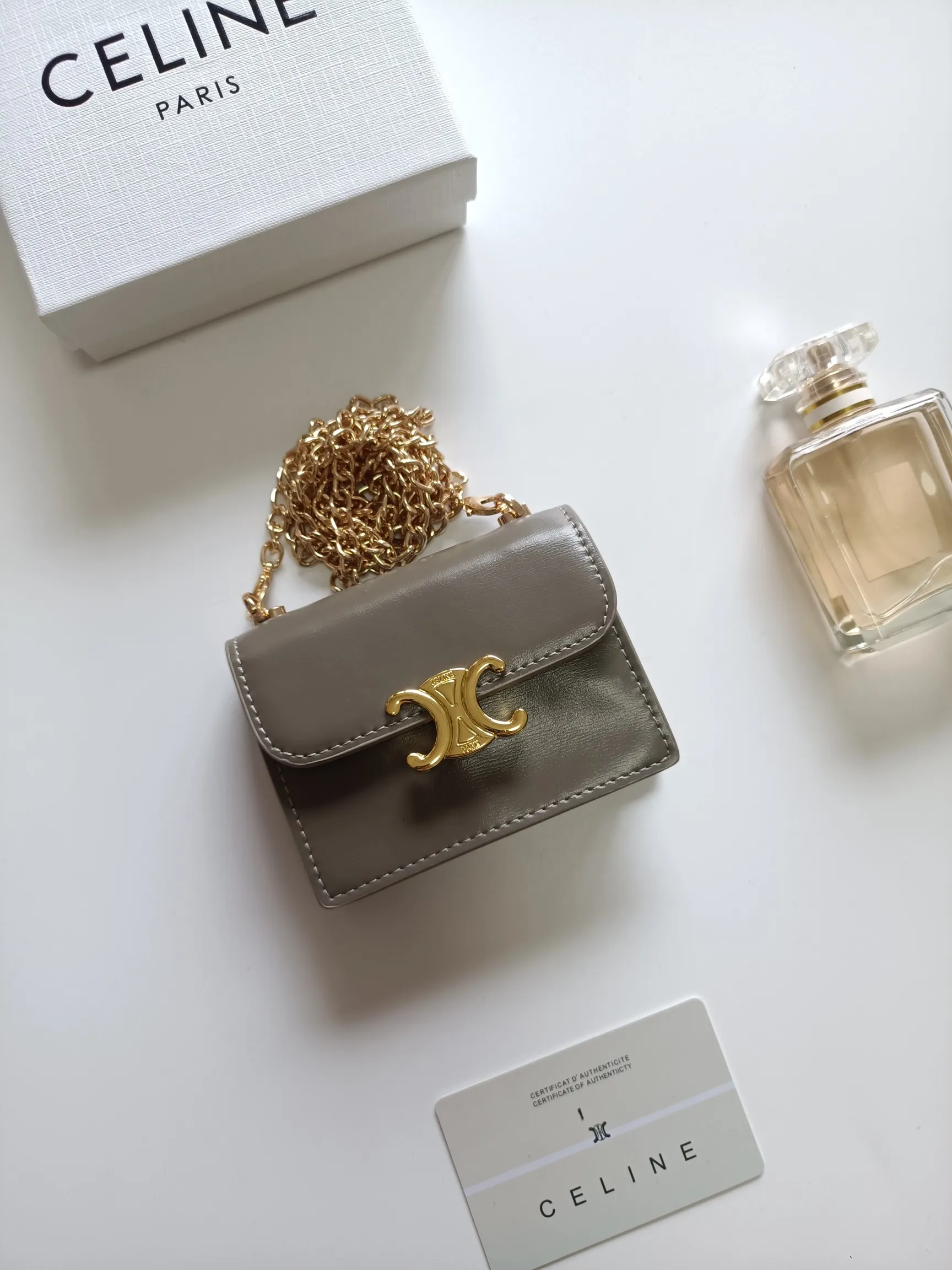 💰160 Celine's new chain TRIOMPHE business card bag, which can be worn cross-body, has a classic pattern with plain microfiber on the inside, gold-finished TRIOMPHE metal snap closure, 1 thickened main compartment, and 3 inner card slots. No.: 10N062 Size: 10.5x8.5x3 cm
