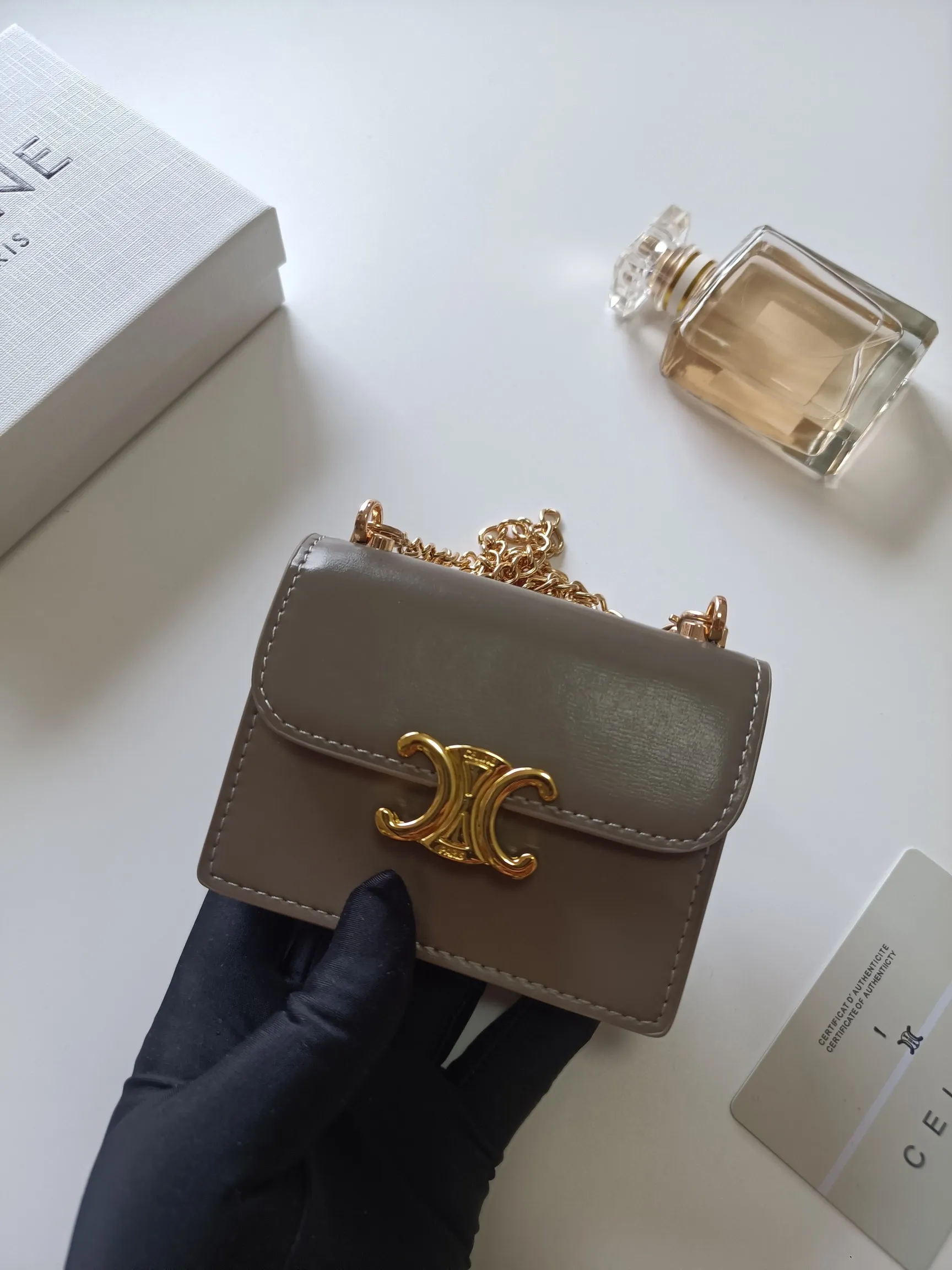 💰160 Celine's new chain TRIOMPHE business card bag, which can be worn cross-body, has a classic pattern with plain microfiber on the inside, gold-finished TRIOMPHE metal snap closure, 1 thickened main compartment, and 3 inner card slots. No.: 10N062 Size: 10.5x8.5x3 cm
